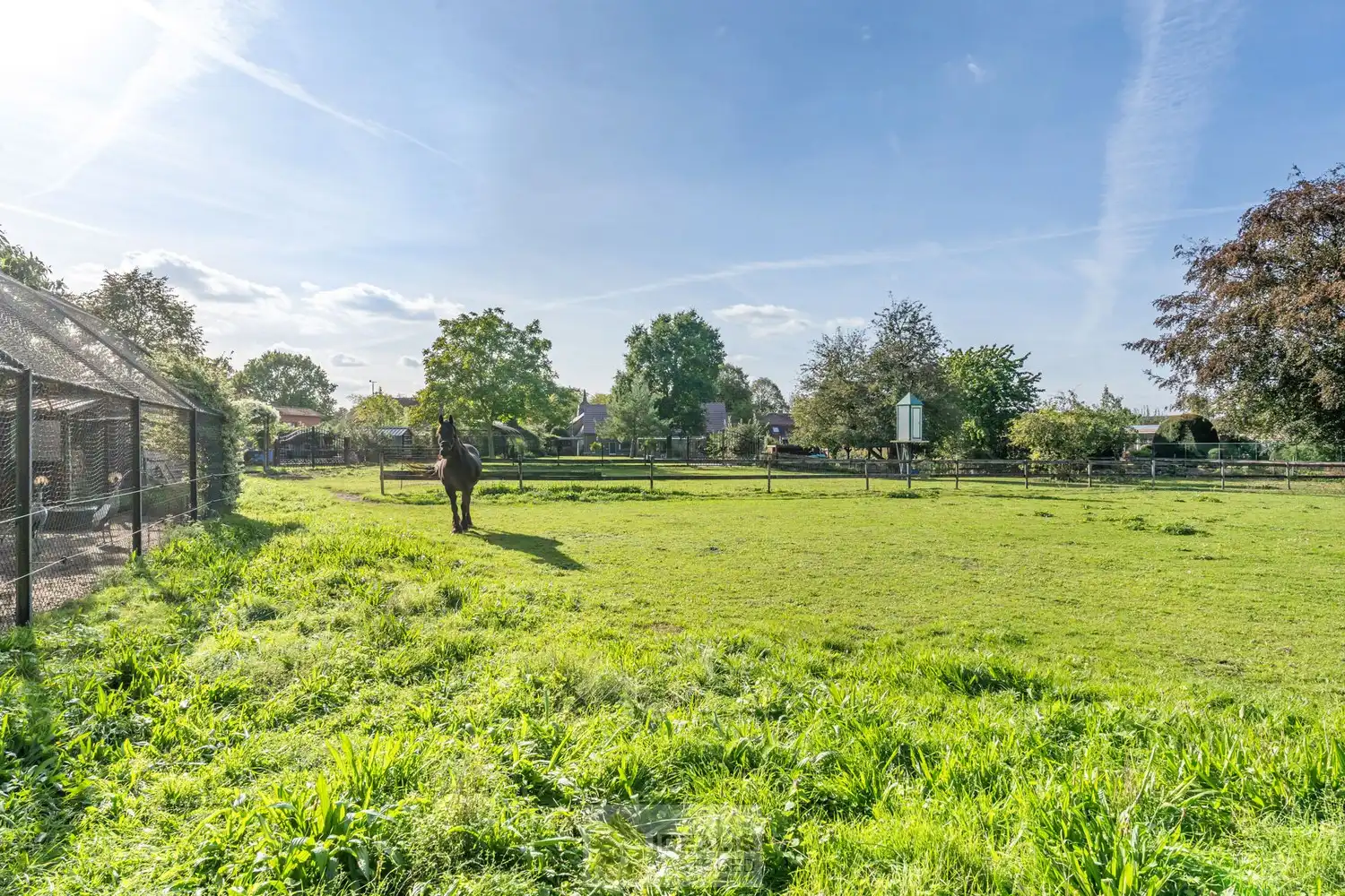 IDEALIS VASTGOED – KARAKTERISTIEKE INSTAPKLARE LANGGEVELHOEVE MET 5 SLAAPKAMERS, SFEERVOLLE LEEFRUIMTE EN AANSLUITEND VERANDA MET VOLZICHT OP DE PRACHTIGE TUIN EN ACHTERLIGGENDE WEILANDEN OP EEN PERCEEL VAN MAAR LIEFST 1,6 HECTARE (16.000M²)!! Deze karakteristieke hoeve uit 1904 omvat +- 231m² netto bewoonbare oppervlakte met een sfeervolle woonkamer die uitgeeft op de lichtrijke veranda, aansluitend een goed uitgeruste keuken voorzien van alle comfort, 5 slaapkamers waarvan één gelijkvloers en een badkamer voorzien van douche én dubbel badkamermeubel.. Deze langgevelhoeve biedt een unieke kans voor kandidaten op zoek naar een instapklare woning voorzien van alle comfort, ruimte en een prachtig aangelegde tuin met achterliggende weilanden. foto 31
