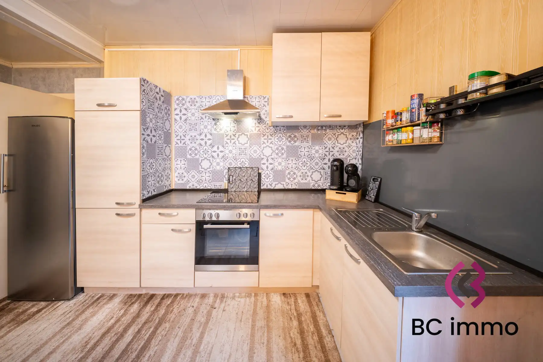 Grote woning met studio, tuin en extra kamers foto 14