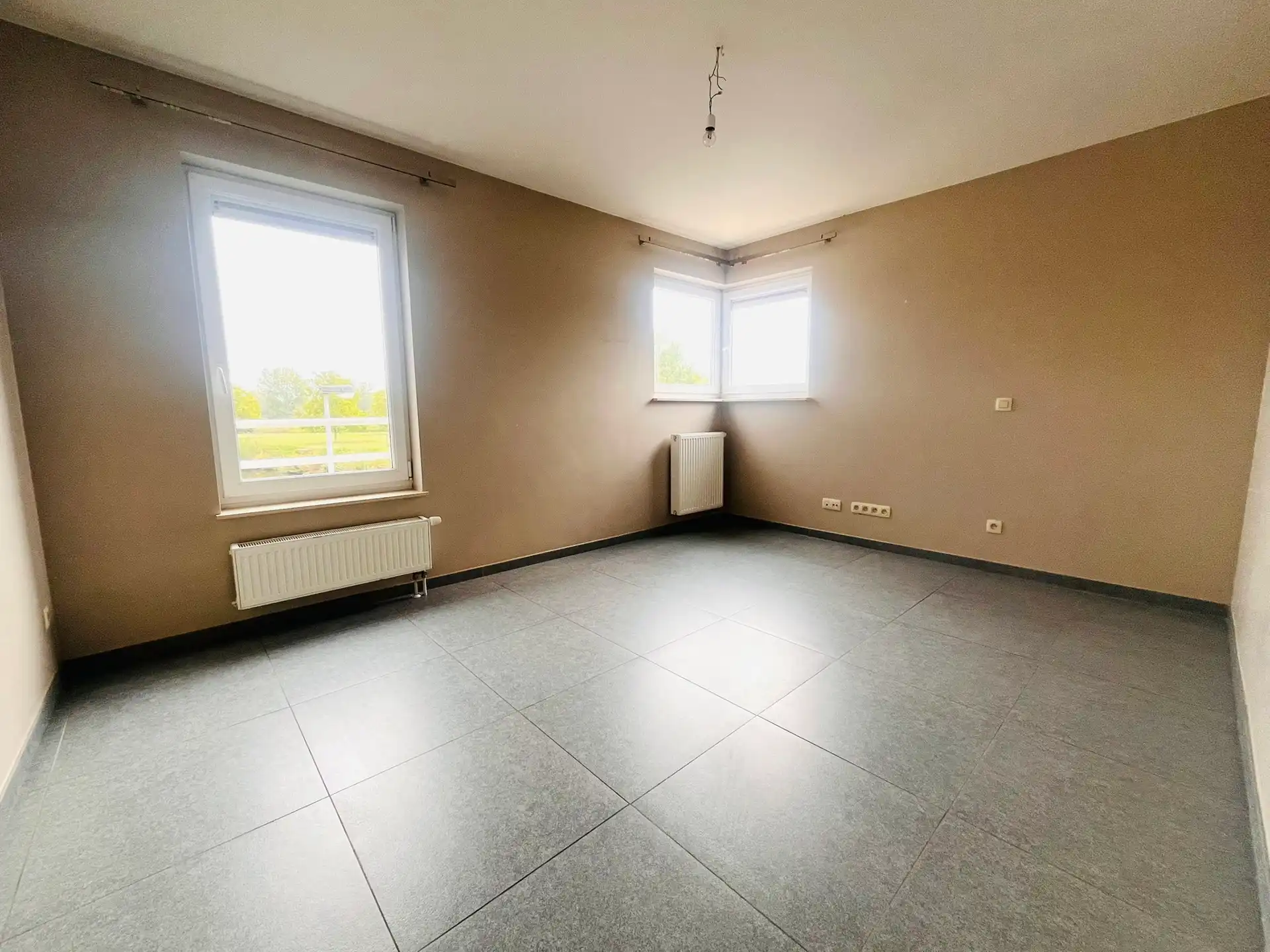 RUIM APPARTEMENT MET TERRAS EN ZICHT OP DE DENDER. foto 11