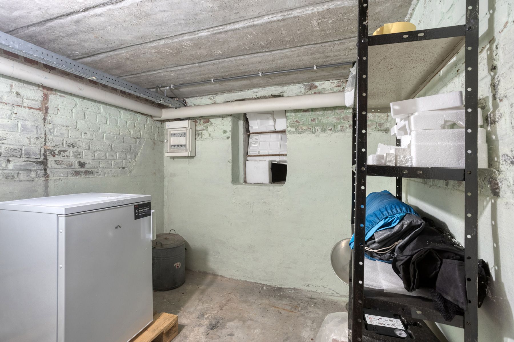 Te moderniseren halfopen woning met tuin en garage foto 21