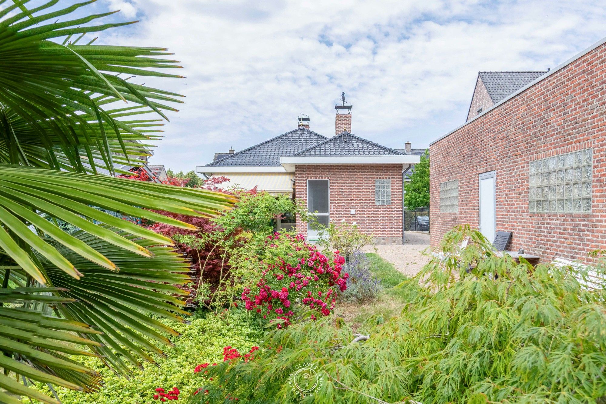 Uiterst verzorgde bungalow met garage op een uitmuntende locatie foto 4