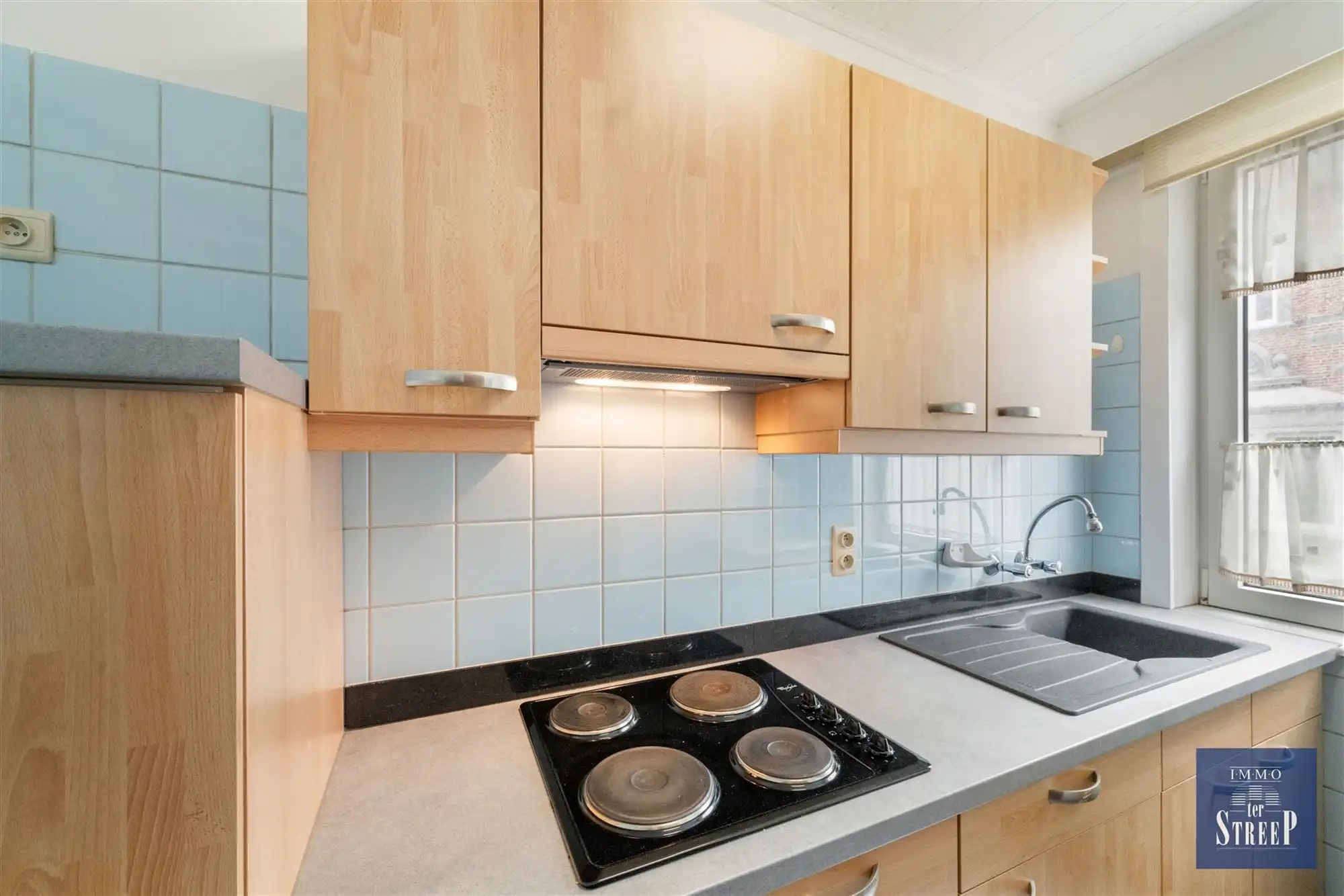 Lichtrijke studio met zijdelings zeezicht foto 7
