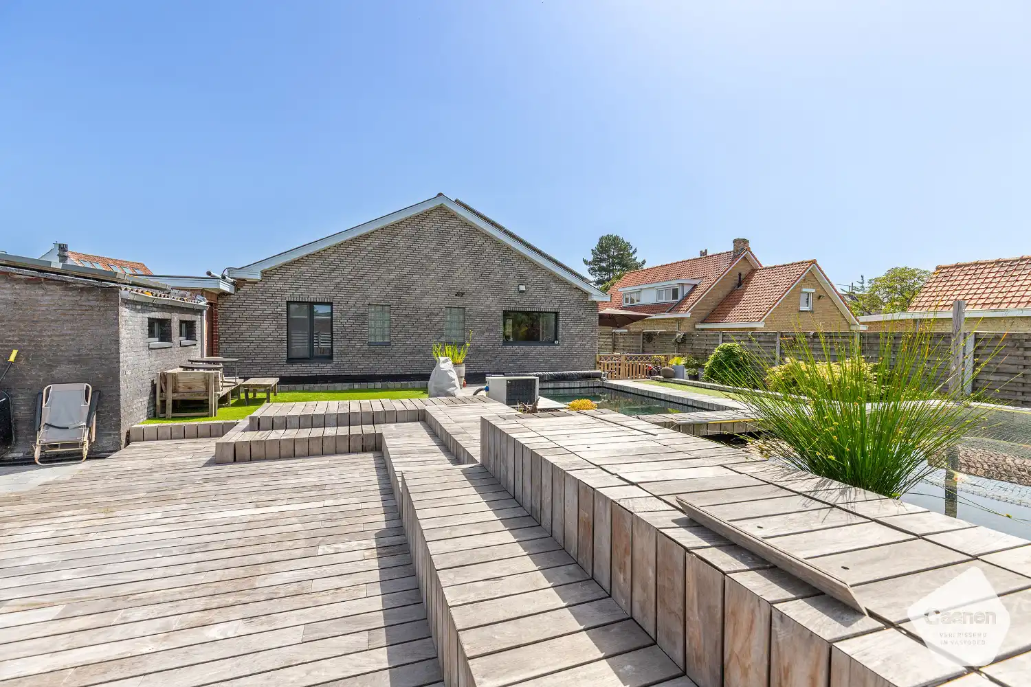 Moderne bungalow met 3 slaapkamers, aangelegde tuin en zwembad. foto 15