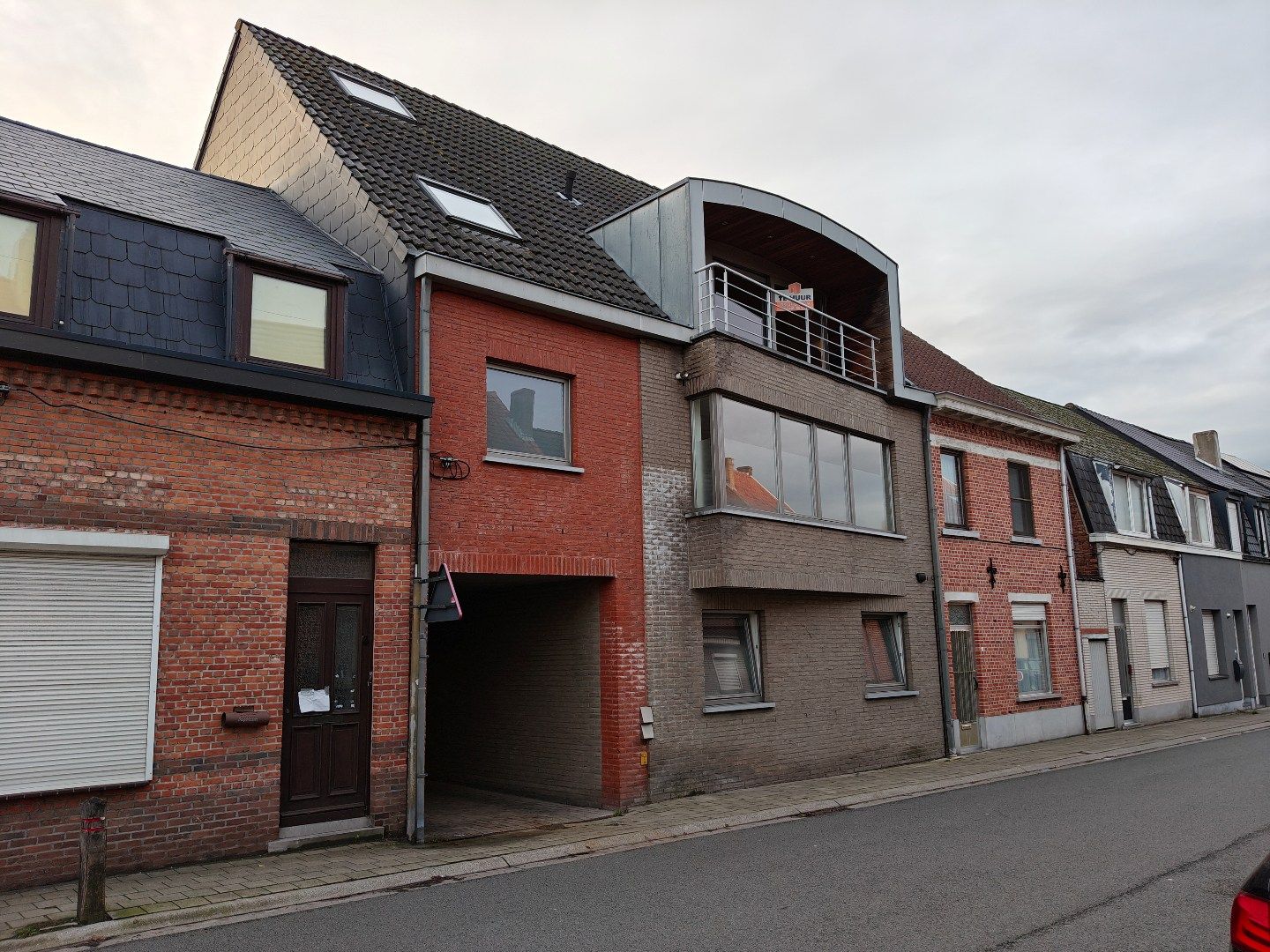 Ruim duplex appartement met terras en autostaanplaats te Lokeren foto {{pictureIndex}}