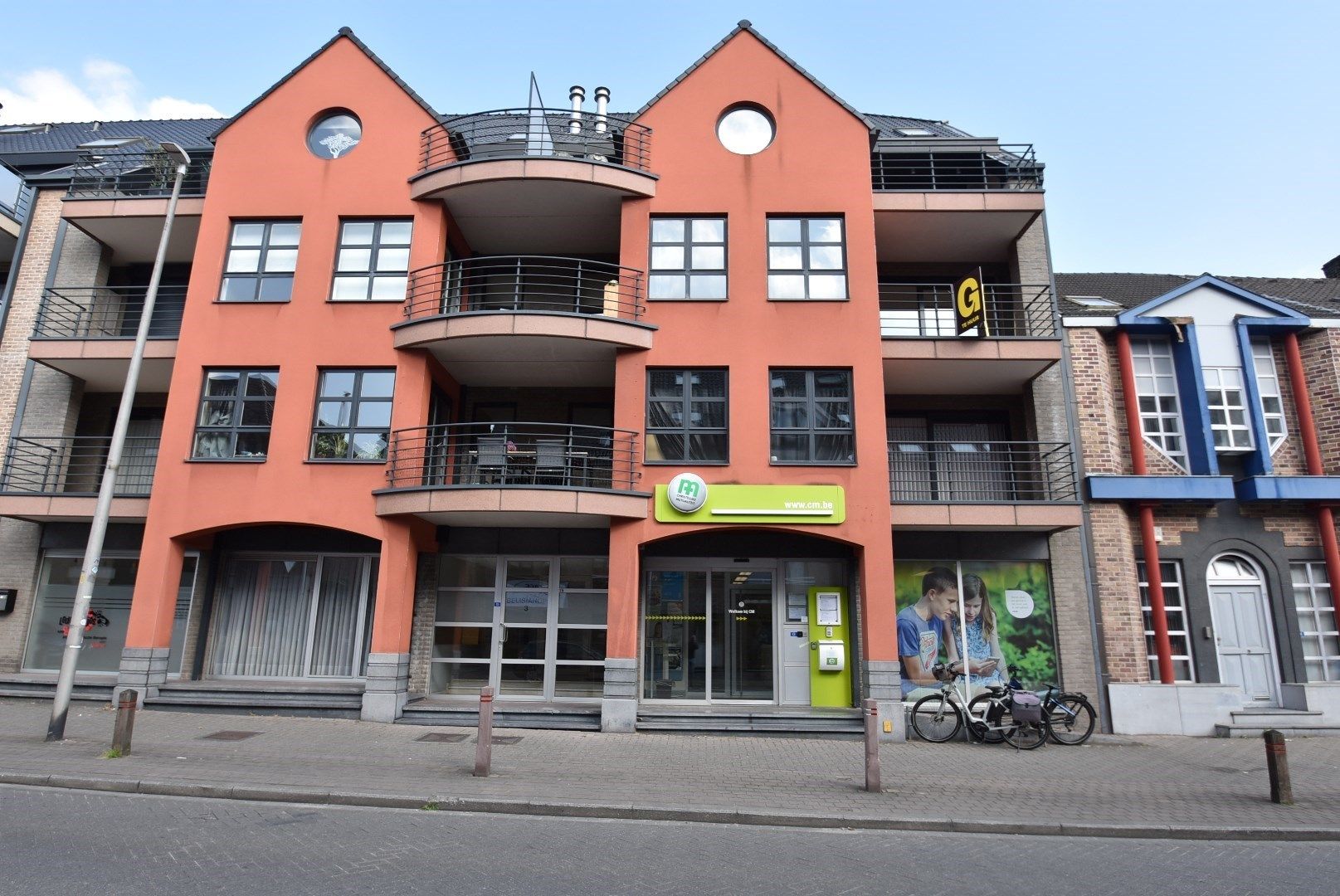 Degelijk 2-slaapkamer appartement met autostandplaats + in hartje Bilzen foto {{pictureIndex}}