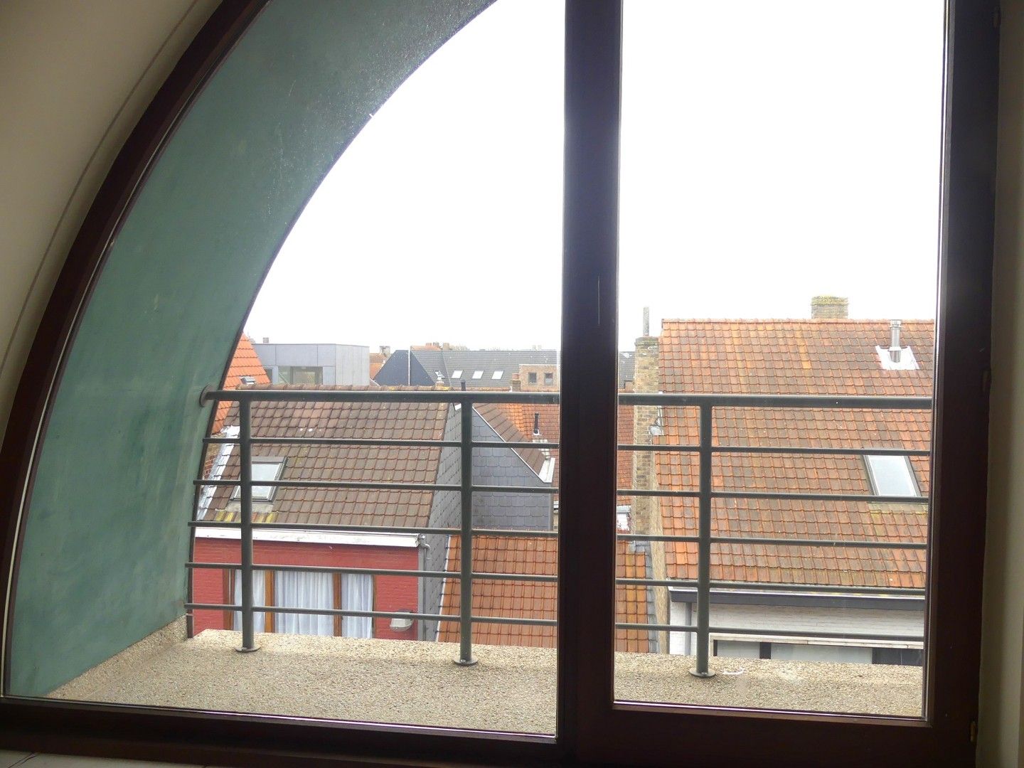 Ruim en lichtrijk appartement in het historische centrum van Veurne foto 6