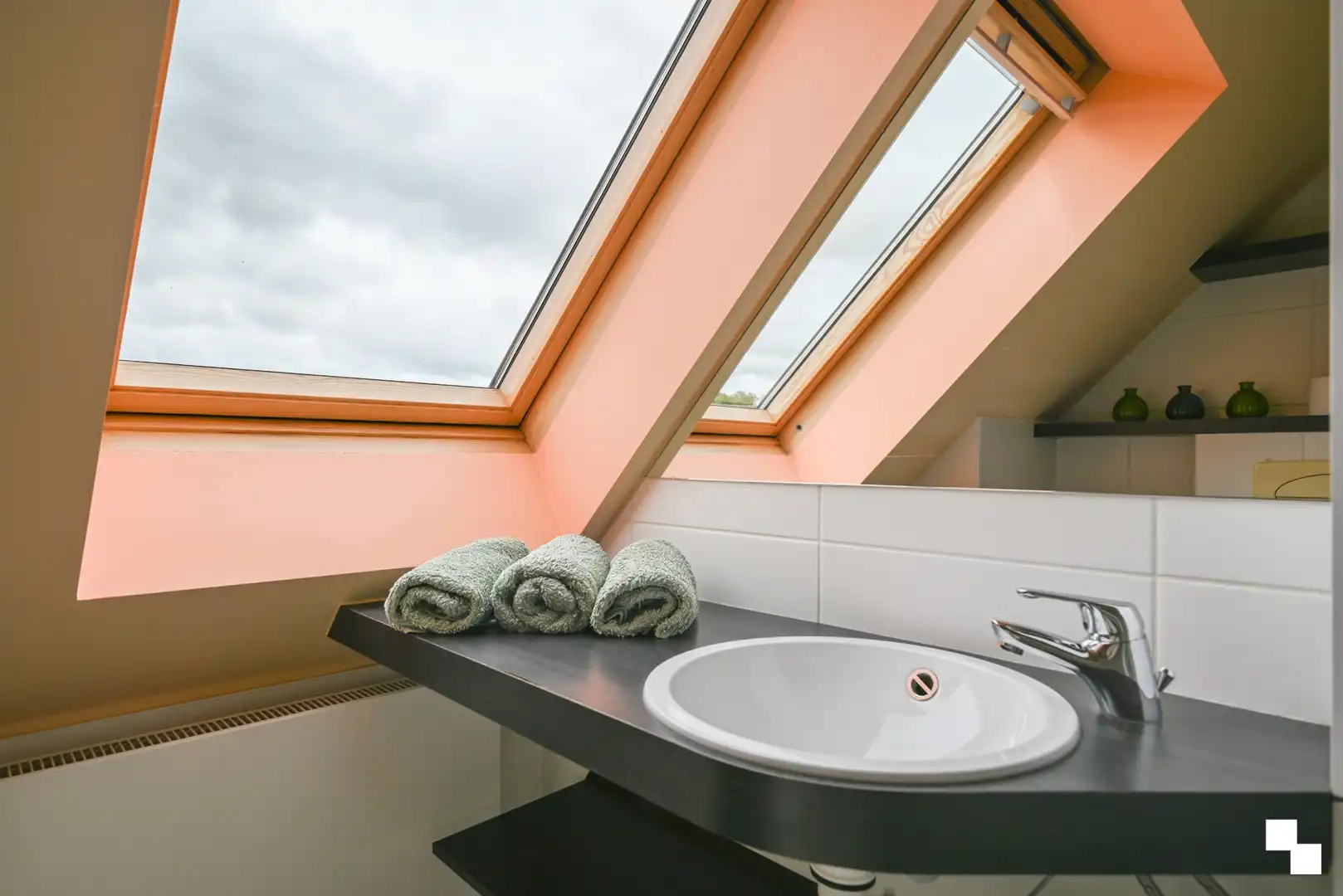 Duplex appartement met garage en twee staanplaatsen nabij centrum Izegem foto 32