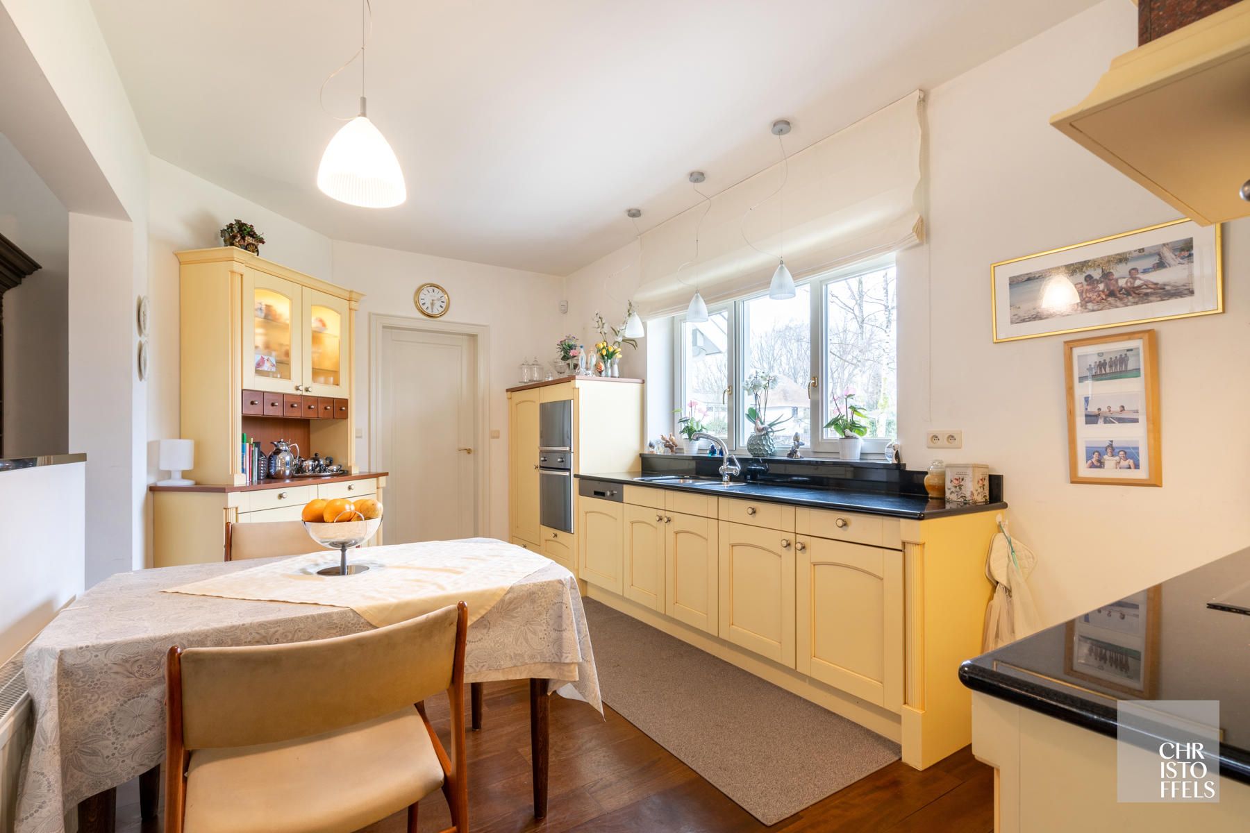 Villa met binnenzwembad gelegen in een geliefde villawijk op een perceel van 1.827m² foto 16