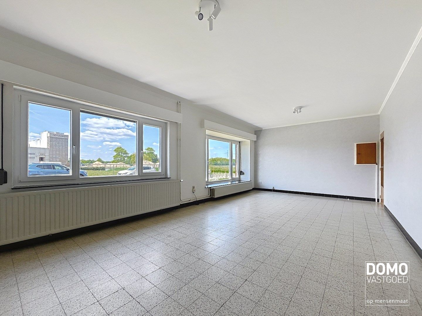 RUIME WONING MET TUIN, GARAGE & 3 SLAAPKAMERS RUSTIG GELEGEN LANGS HET KANAAL MET EPC C TE BERINGEN foto 2