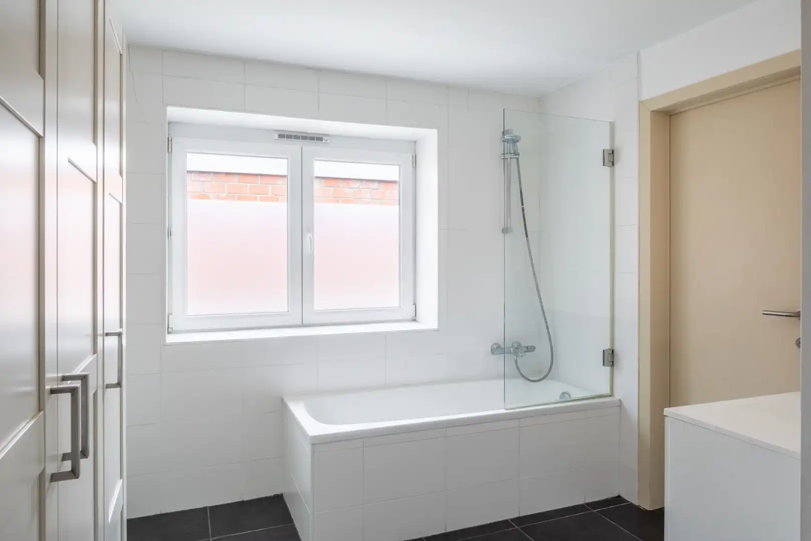Opportuniteit ..reeds 2 gerenoveerde appartementen en in TOP staat!! foto 12
