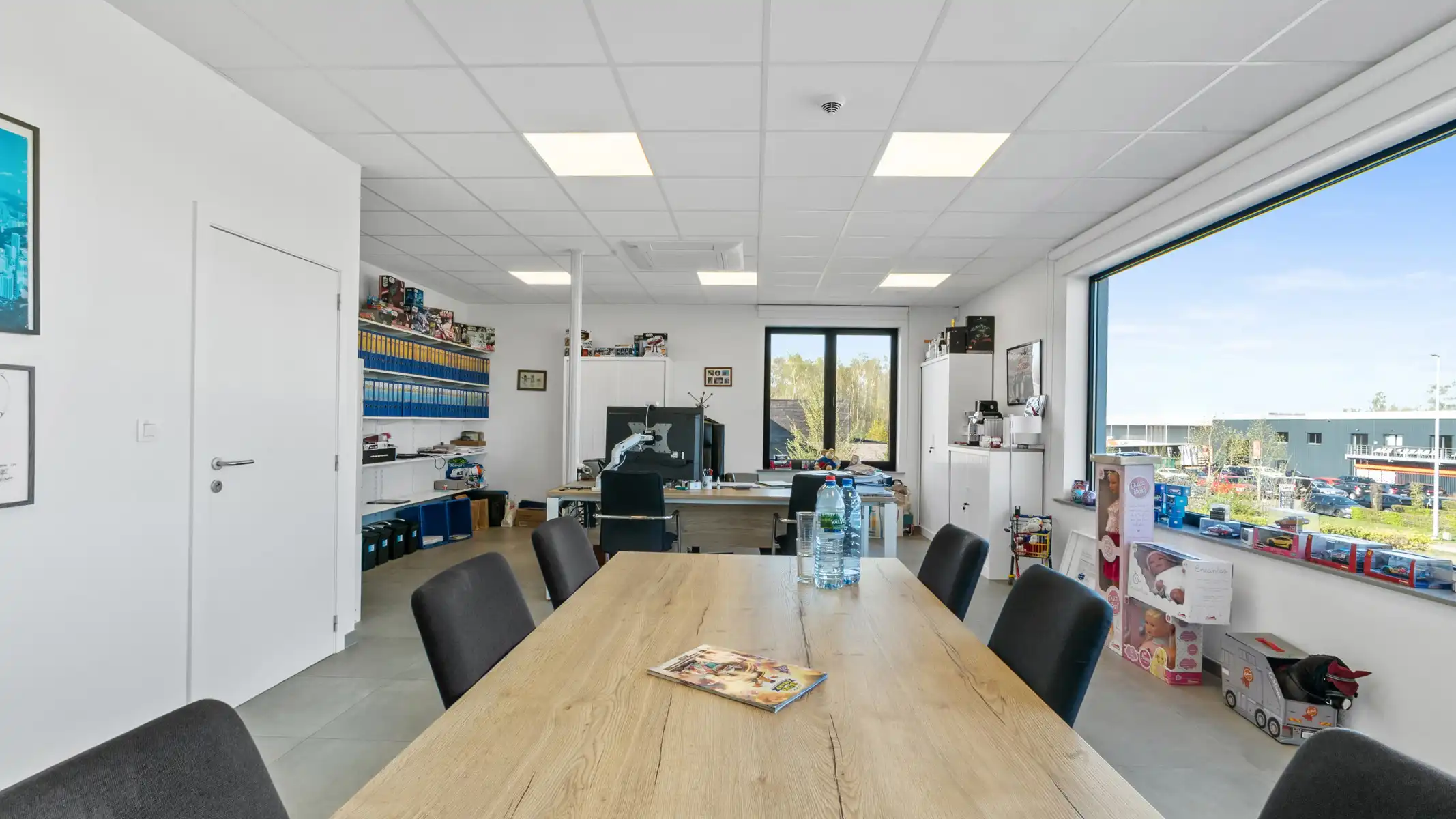 Volledig uitgerust distributiecentrum in nieuwbouwstaat foto 23