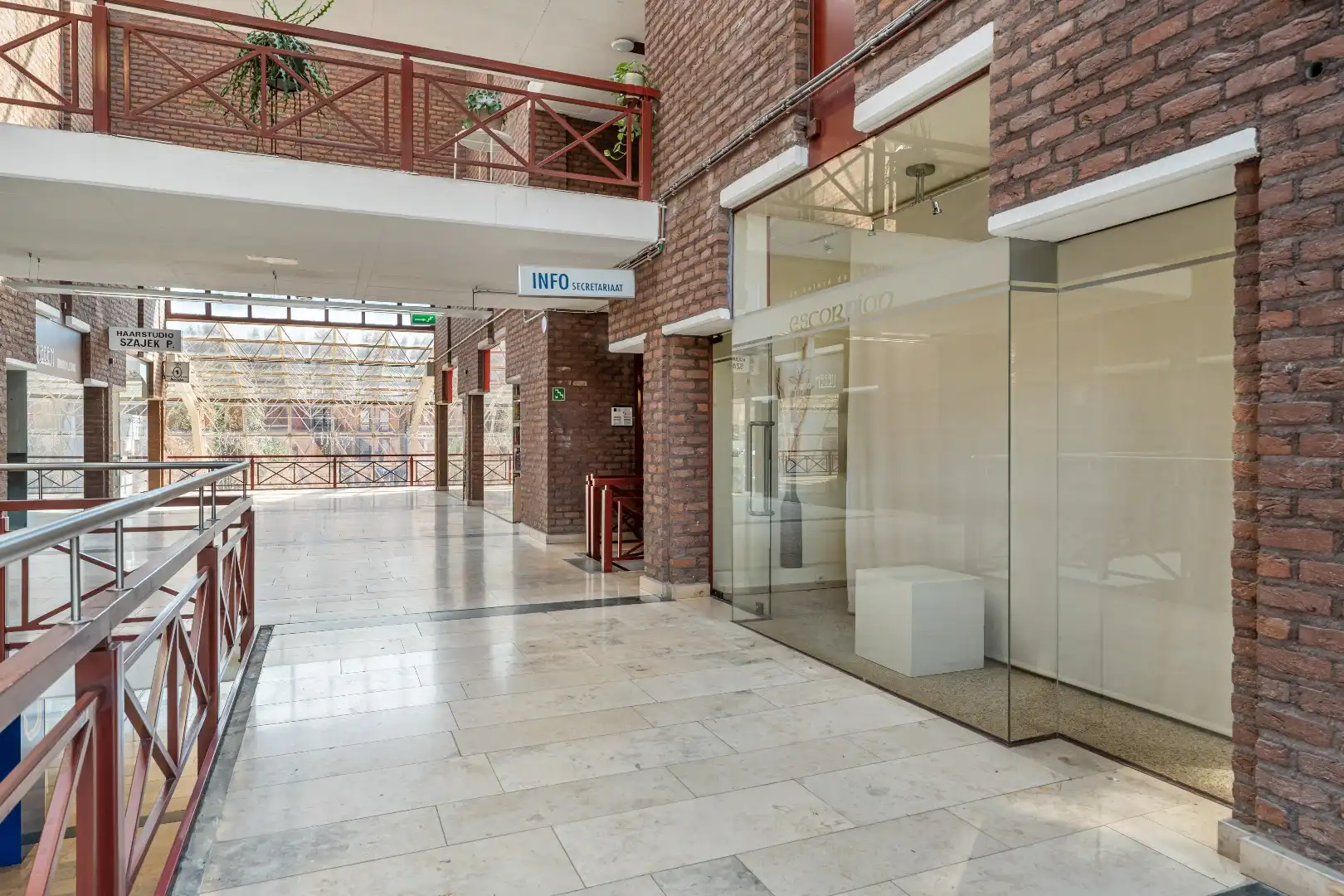 Commercieel uitstekend gelegen handelspand, 90m² foto 14