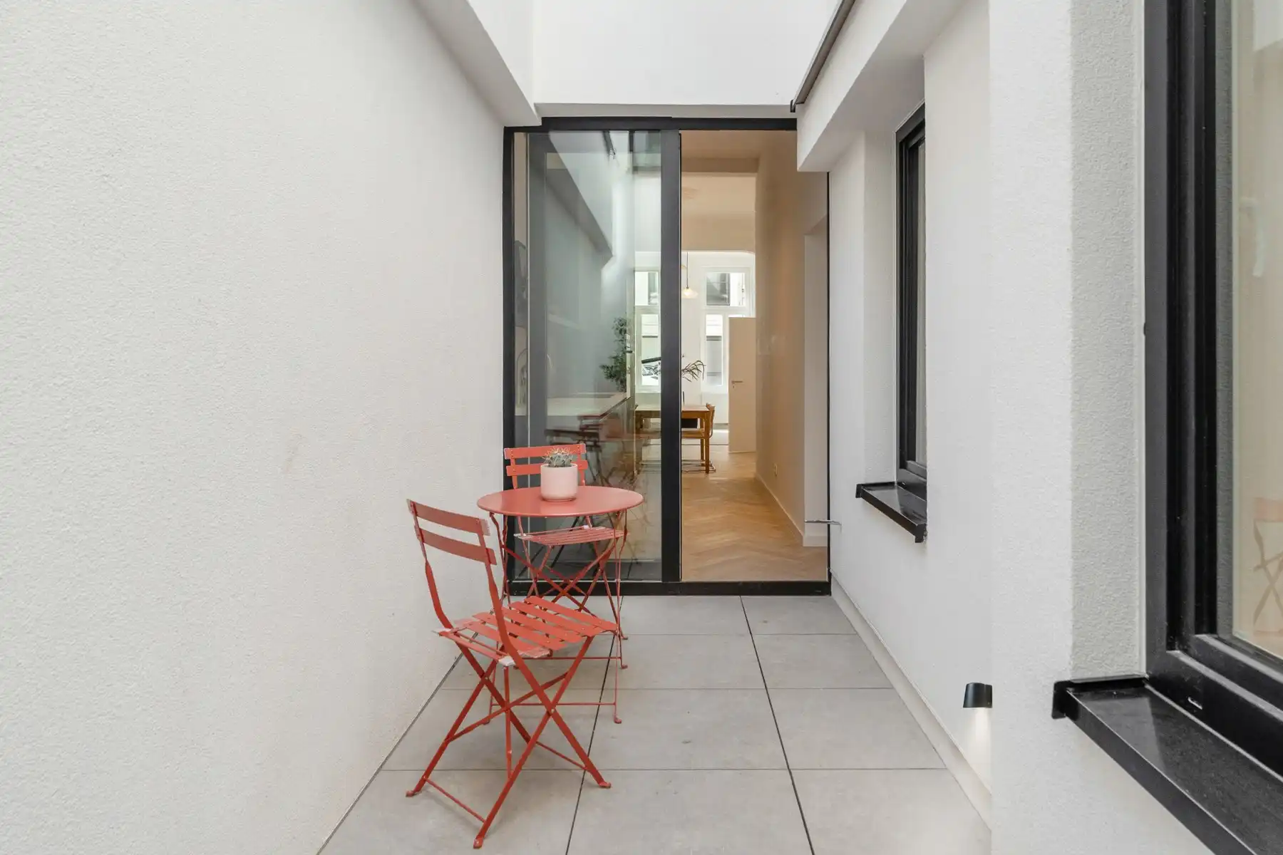 Stijlvol gerenoveerd appartement met stadskoer in Zurenborg foto 12