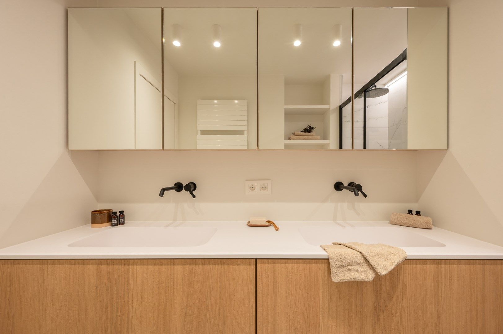 Prachtig gerenoveerd hoekappartement in centrum Knokke vlakbij de Zeedijk en het Van Bunnenplein  foto 19
