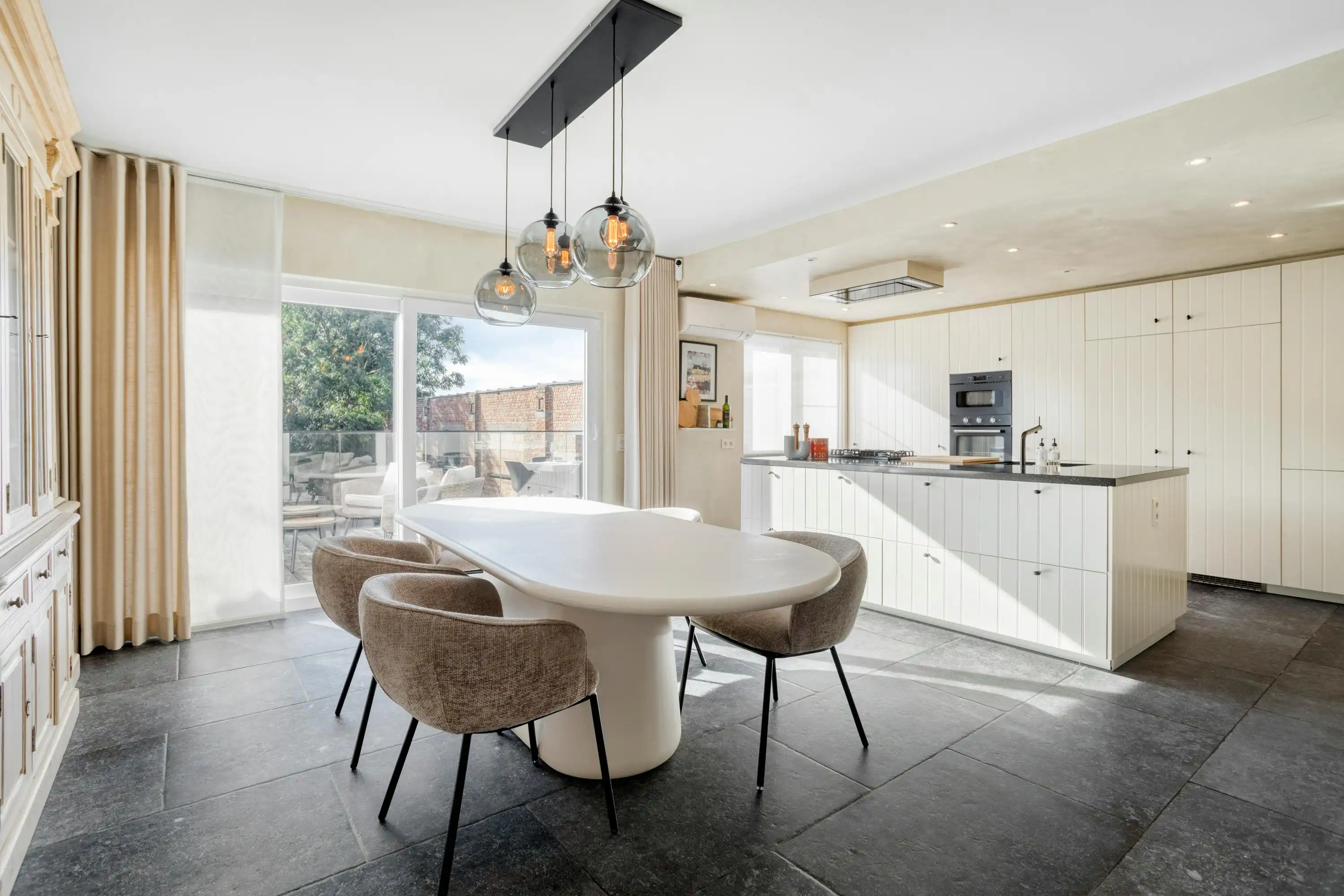 Ruime mooie woning met mogelijkheid tot handel (kapsalon) foto 3
