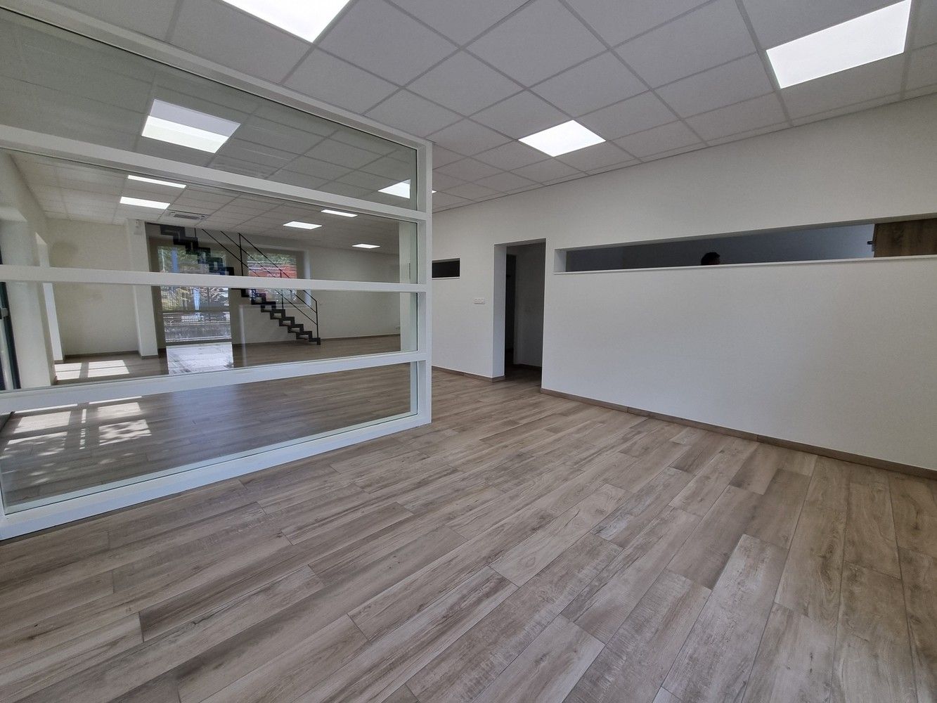 Uitstekend gelegen industrieel gebouw/magazijn met kantoorruimte (400m²) foto 22