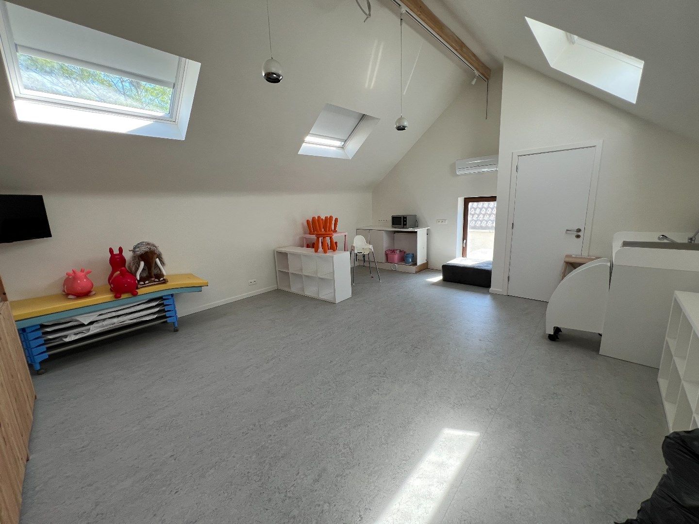 Goed gelegen recente en energiezuinige handelsruimte/kantoorruimte (voorheen kindercrèche) foto 9