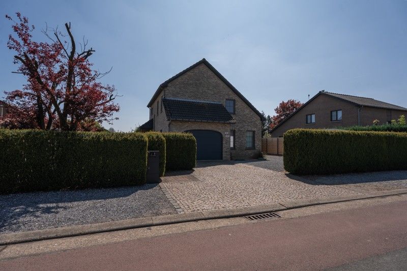 Energiezuinige woonhuis met 3 slaapkamers op een perceel van 6 a en 15 ca. foto {{pictureIndex}}