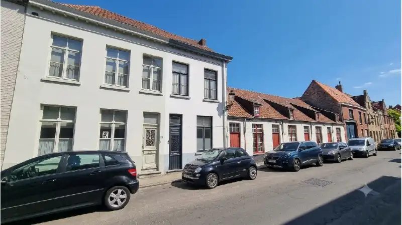 Hoofdfoto van de publicatie: Comfortabele 4-slaapkamerwoning met ruim TERRAS te koop in Brugge