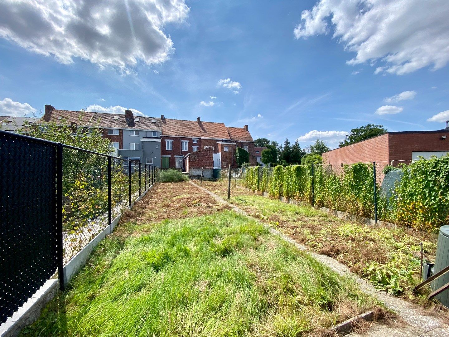 Centrum Ieper, kloeke te renoveren woning met tuin en garage. foto 21