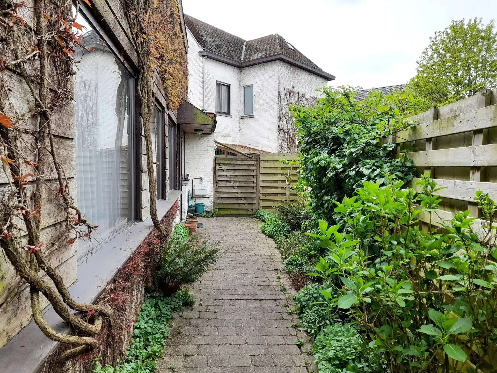 Handelspand met woonhuis en tuintje foto 26