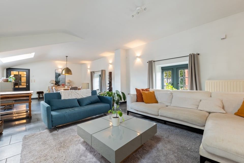 INSTAPKLAAR APPARTEMENT MET 2 SLKS, 2 AUTOSTAANPLAATSEN EN GEMEENSCHAPPELJKE TUIN OP TOPLOCATIE foto {{pictureIndex}}
