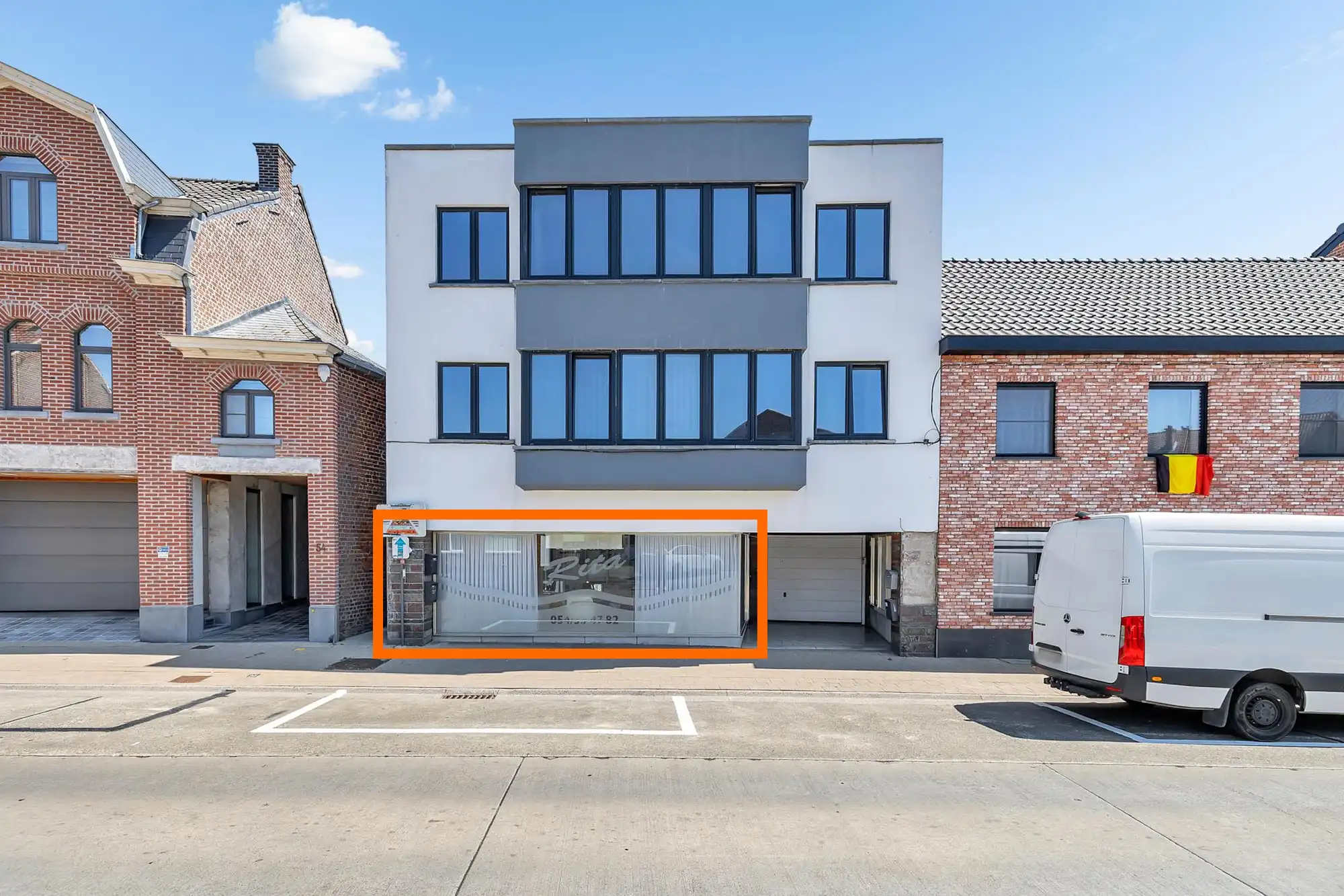 Commerciële ruimte nabij centrum Denderhoutem foto {{pictureIndex}}