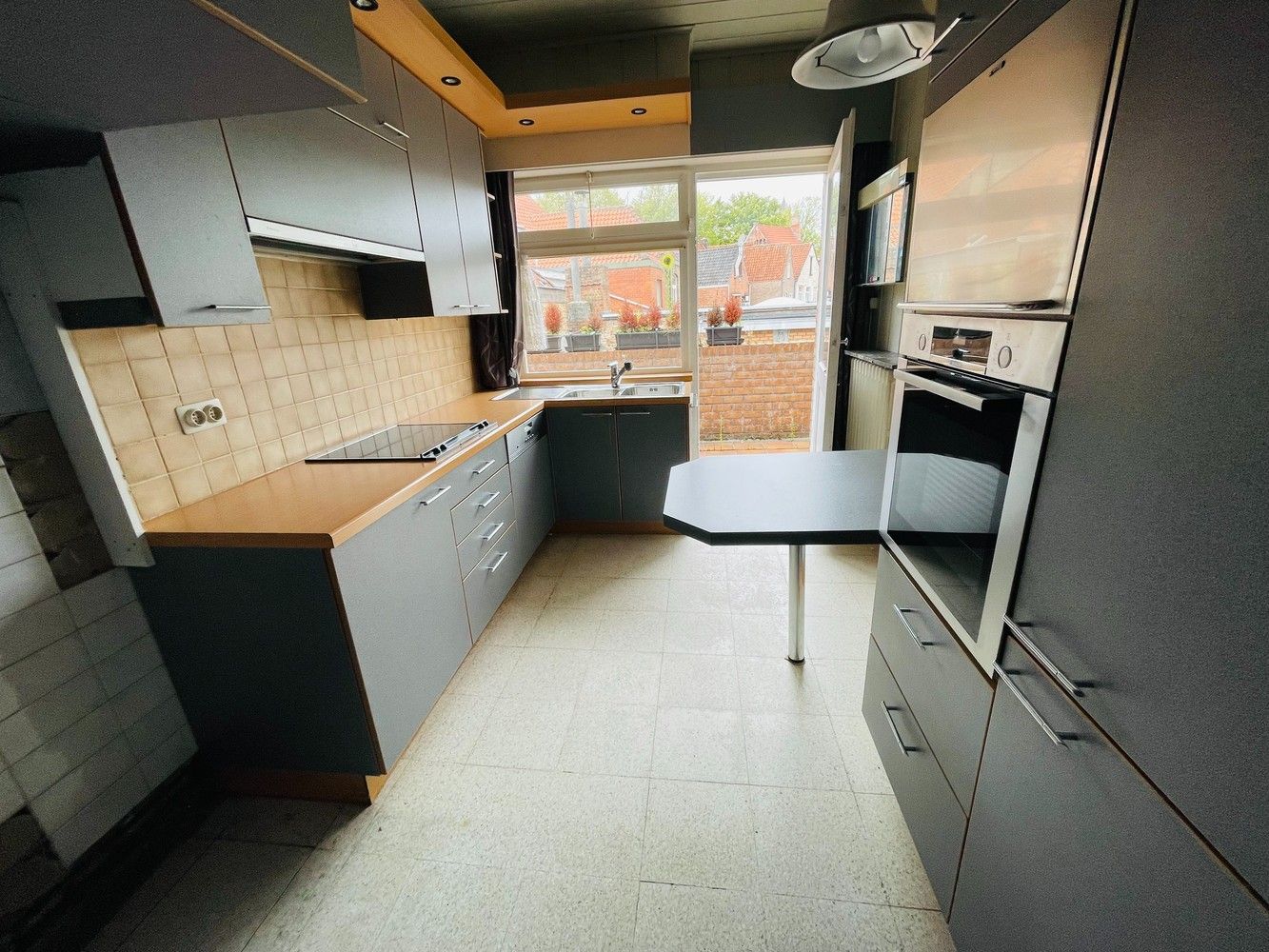 Hartje Brugge  TOP  TOERISTISCHE LIGGING , in de GOUDEN DRIEHOEK, Uitzonderlijk HANDELSPAND ( gevelbreedte 11 meter)                    LICHTRIJKE WINKELRUIMTE ,uitgevend op  Exclusieve STADSPATIO met overdekte rondgang van 105m²+ GARAGE van 30 m²  UNIEK  IN BRUGGE op dergelijke ligging ! ! ERBOVEN lichtrijk ruim APPARTEMENT met zonneterras foto 30