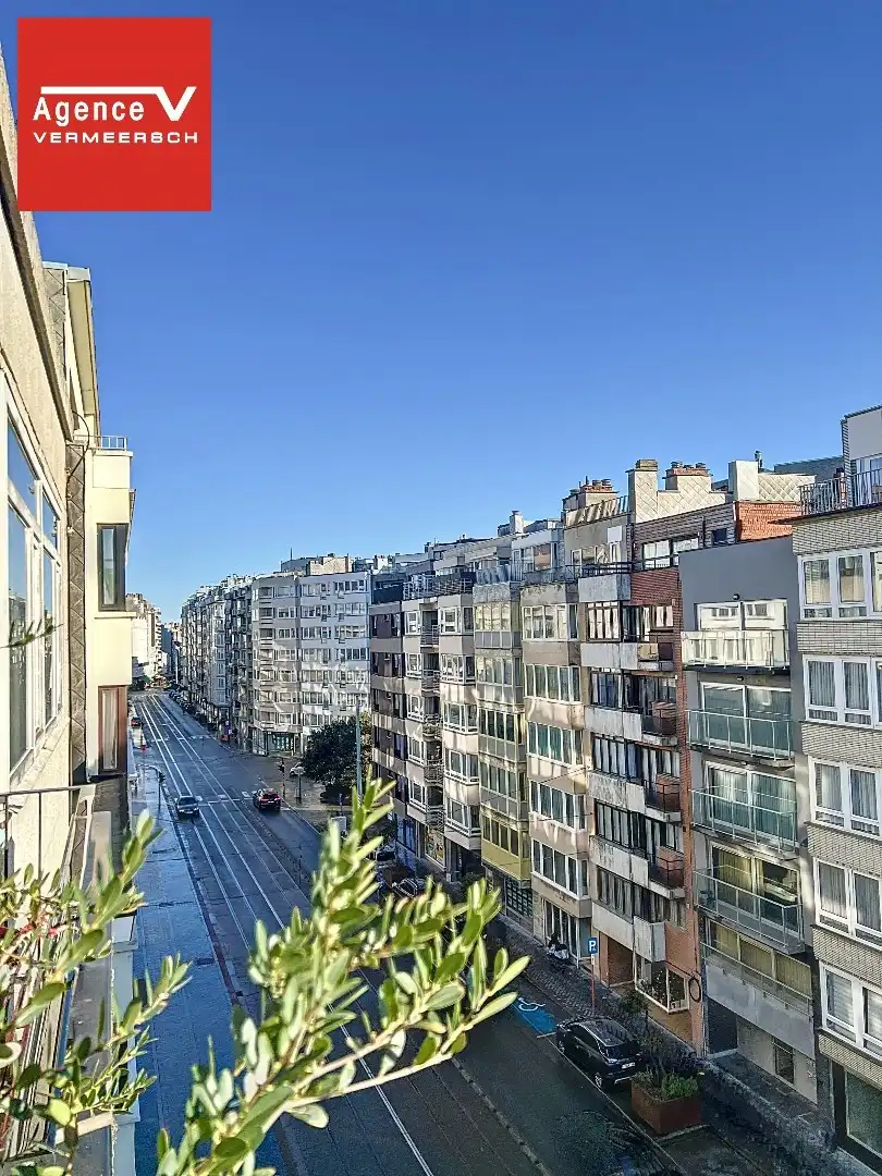 Ruim en lichtrijk GEMEUBILEERD  2-slkr appartement (117m²)gelegen op 50m van Zeedijk!  foto {{pictureIndex}}