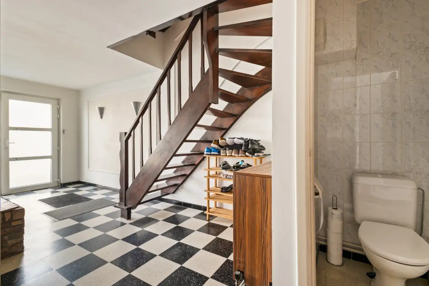 Op te frissen woning met 3 slpk., inpandige garage en west-tuin foto 3