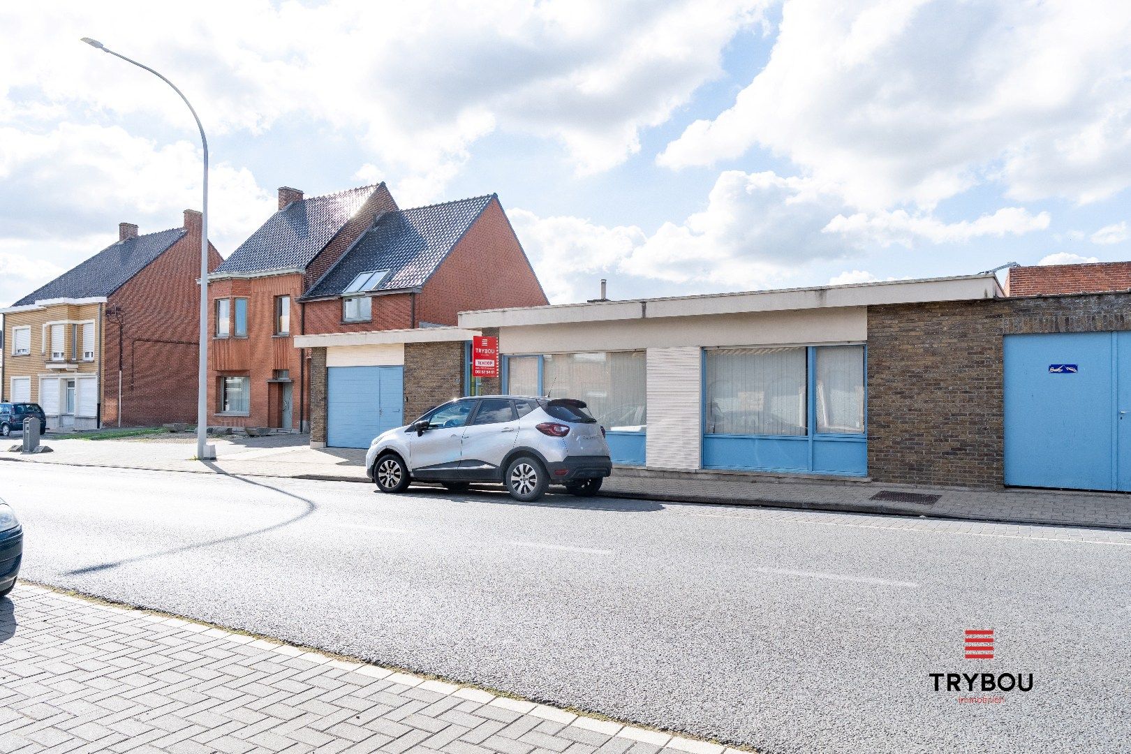 Gelijkvloerse woning met 2 garages in het centrum van Houthulst foto 2