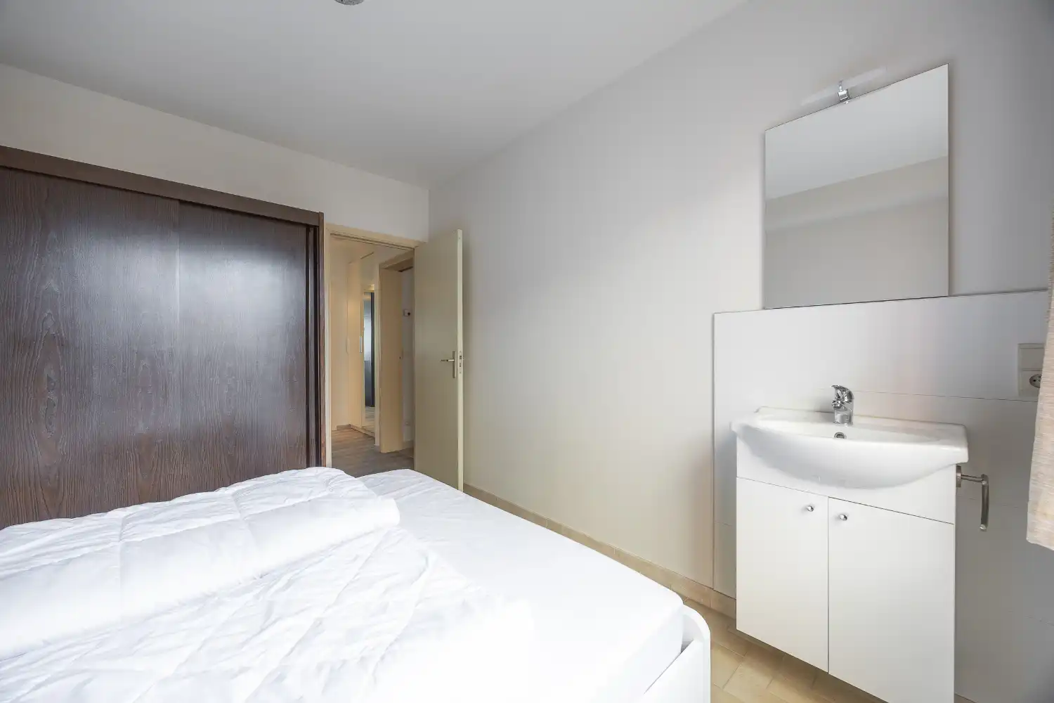 Instapklaar 2 slaapkamer-appartement met zijdelings zeezicht foto 20