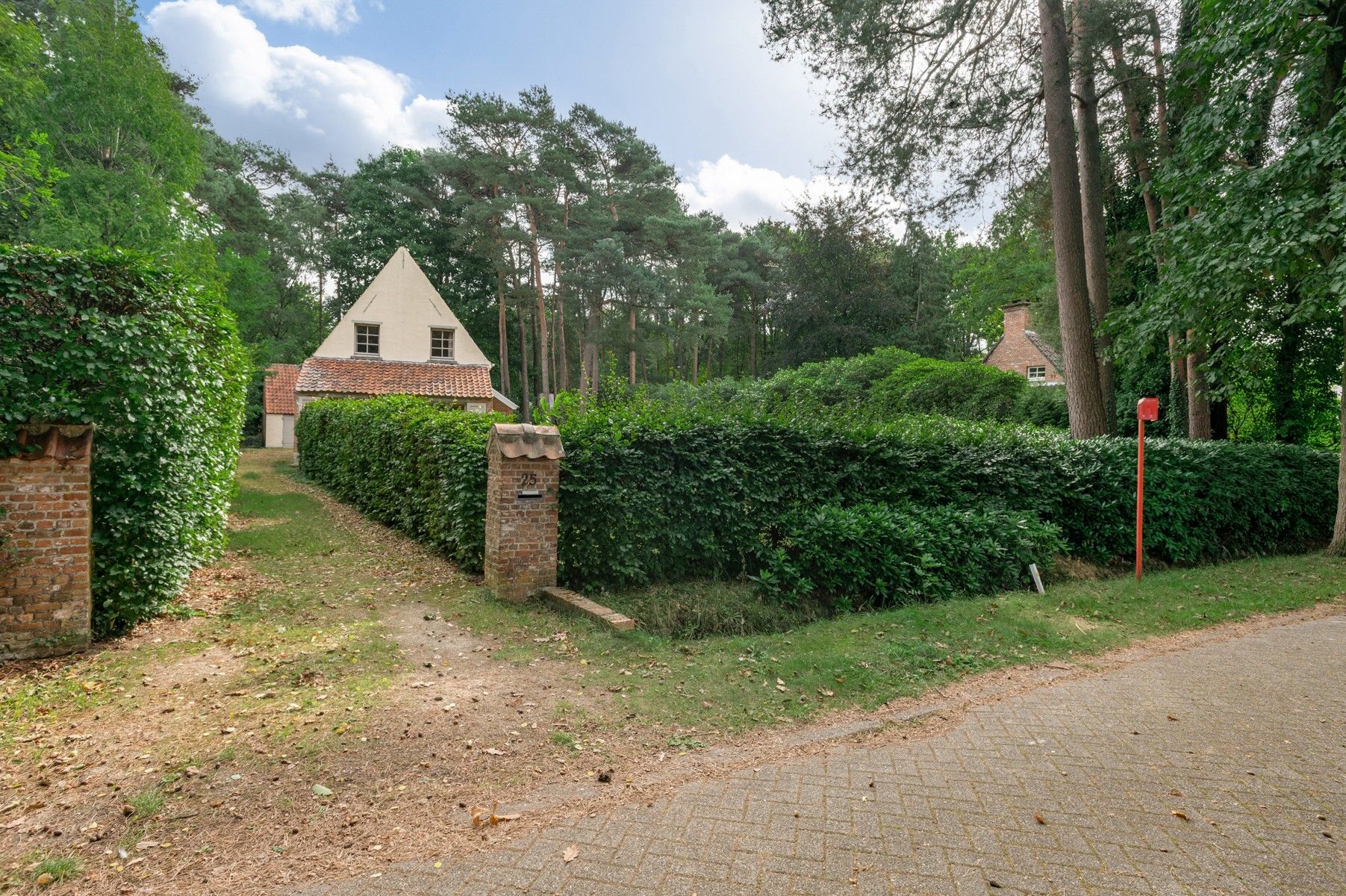 Hoofdfoto van de publicatie: IN OPTIE !! Karaktervolle woning van architect Rombouts