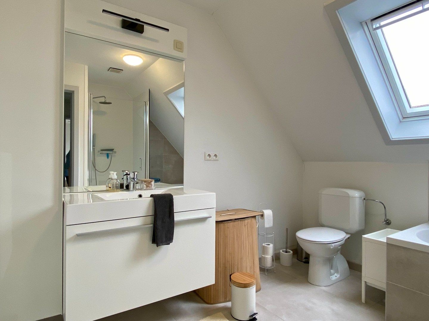 Verzorgde woning met drie slaapkamers en zuidgerichte tuin te huur in mooie buurt te Kuurne! foto 12
