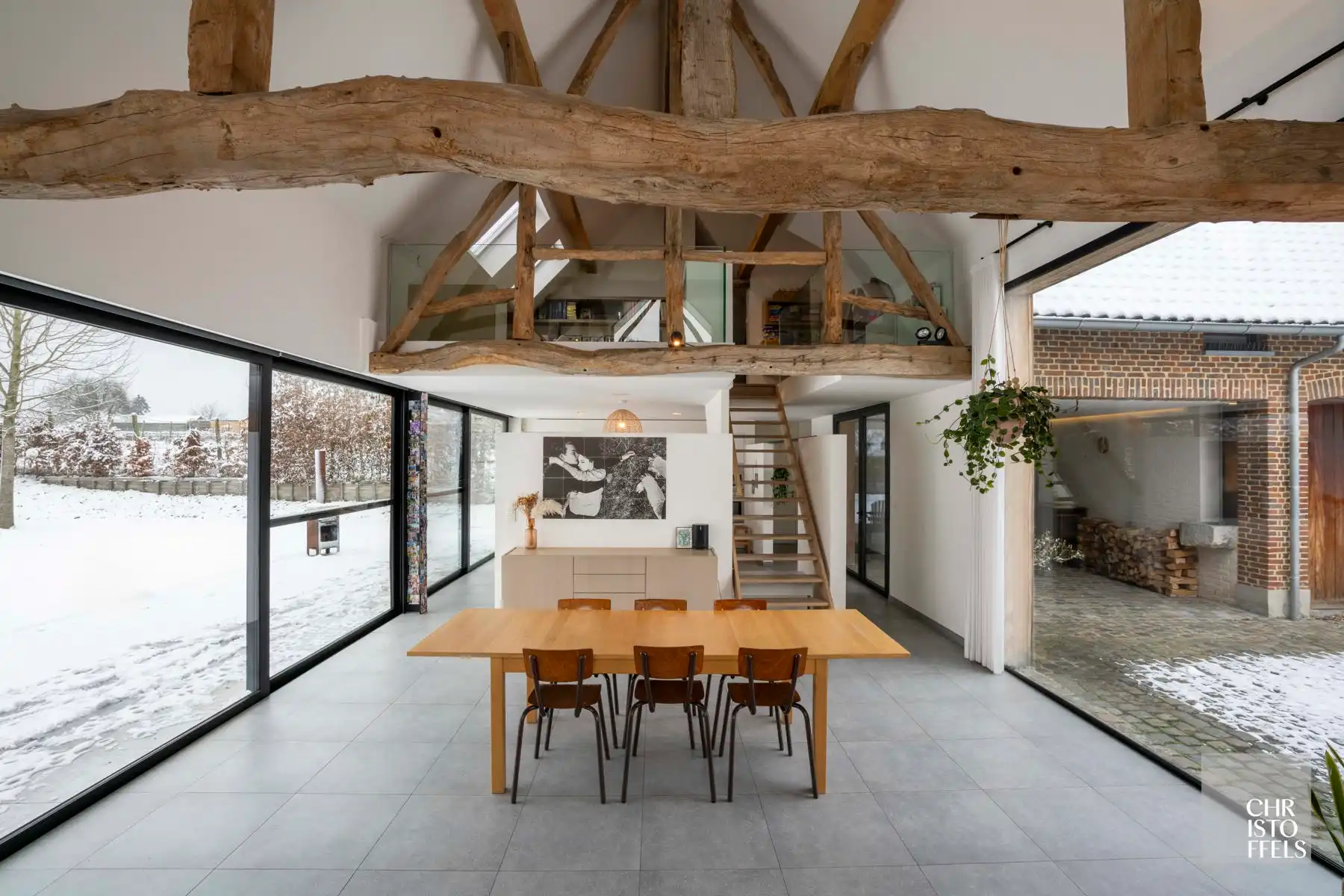 Exclusieve vierkantshoeve met buitenzwembad en vrij uitzicht op perceel van 3.213m² foto {{pictureIndex}}