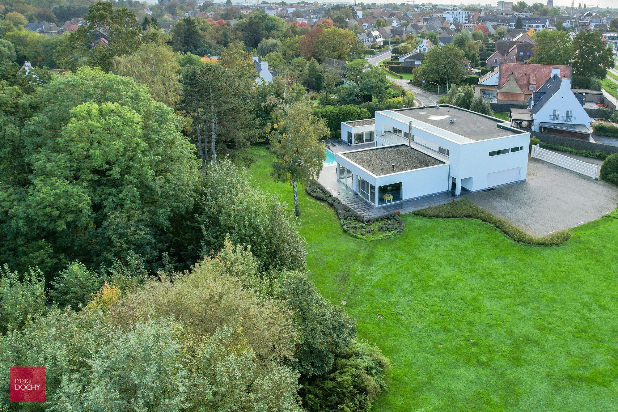 Centraal gelegen moderne ruime villa met appartement of burelen op ca. 5.664m² foto 2