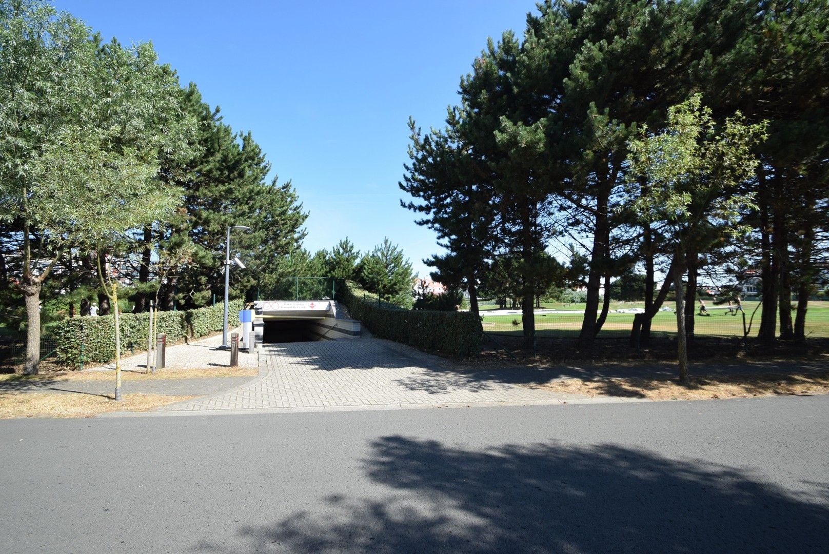 Gesloten garagebox te koop gelegen vlakbij de Minigolf in het Zoute. foto 6