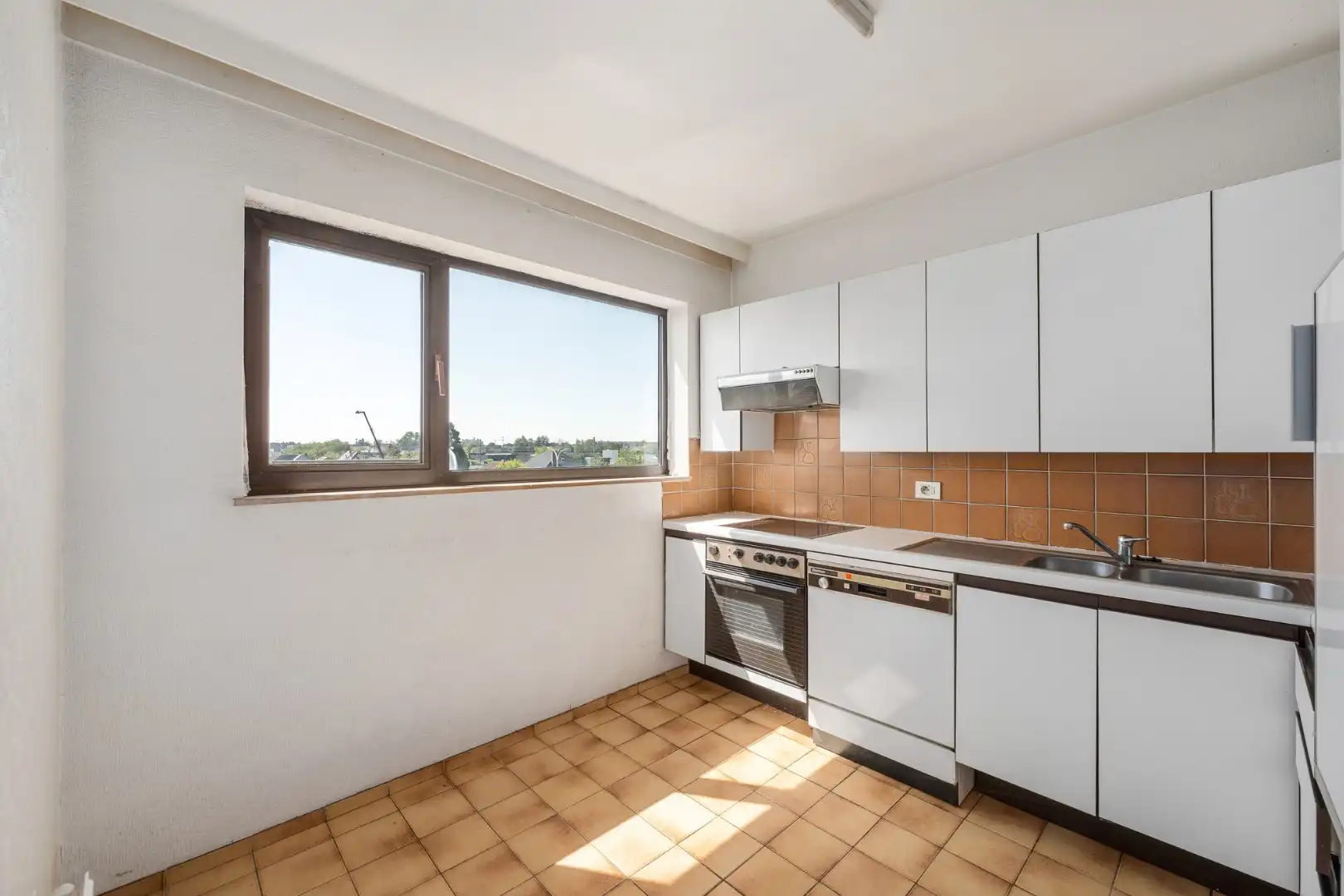 Te renoveren lichtrijk appartement met garage te Kristus-Koning (Brugge) foto 6