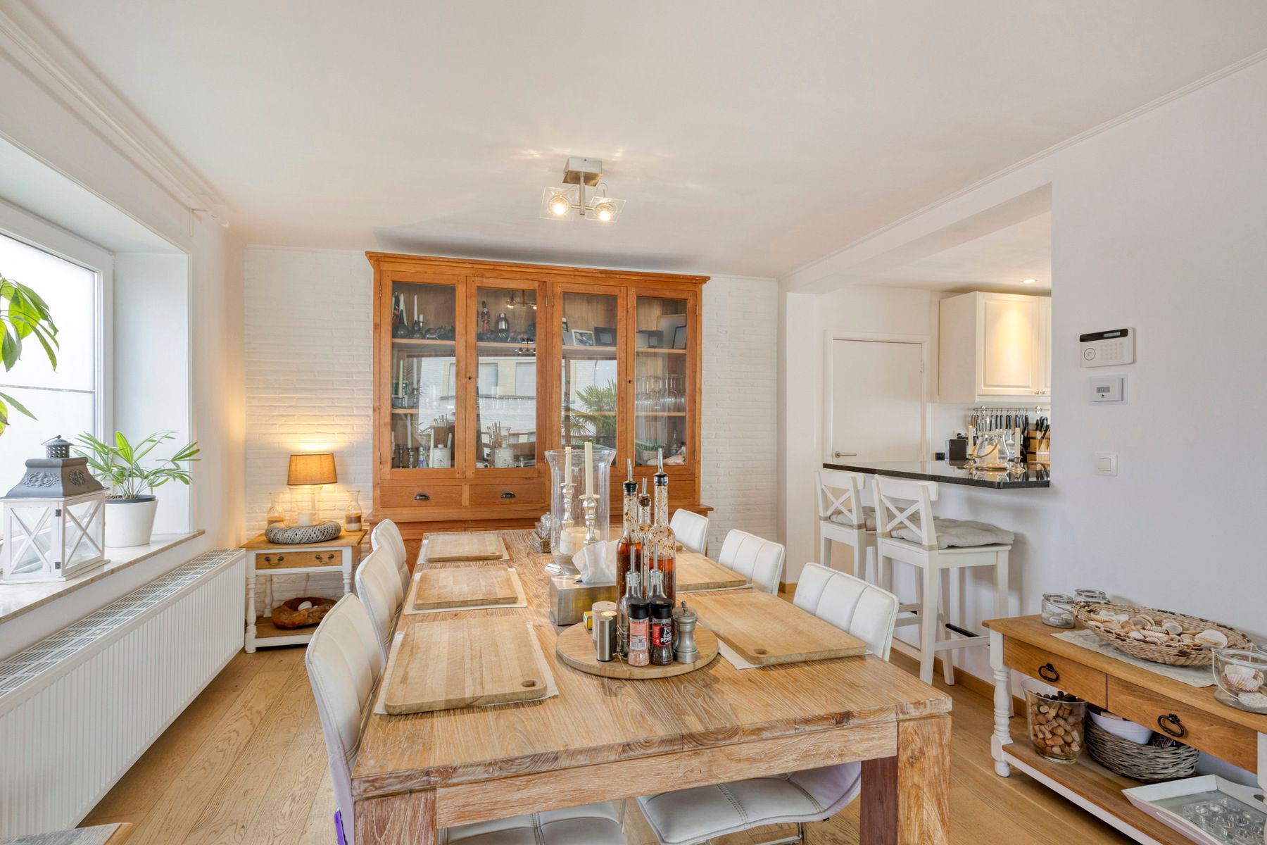 Charmante, grotendeels gerenoveerde bungalow op toplocatie! foto 7