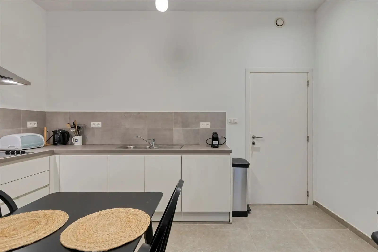 VOLLEDIG GERENOVEERD & GEMEUBELD APPARTEMENT IN HET HART VAN DE DIAMANTBUURT foto 7