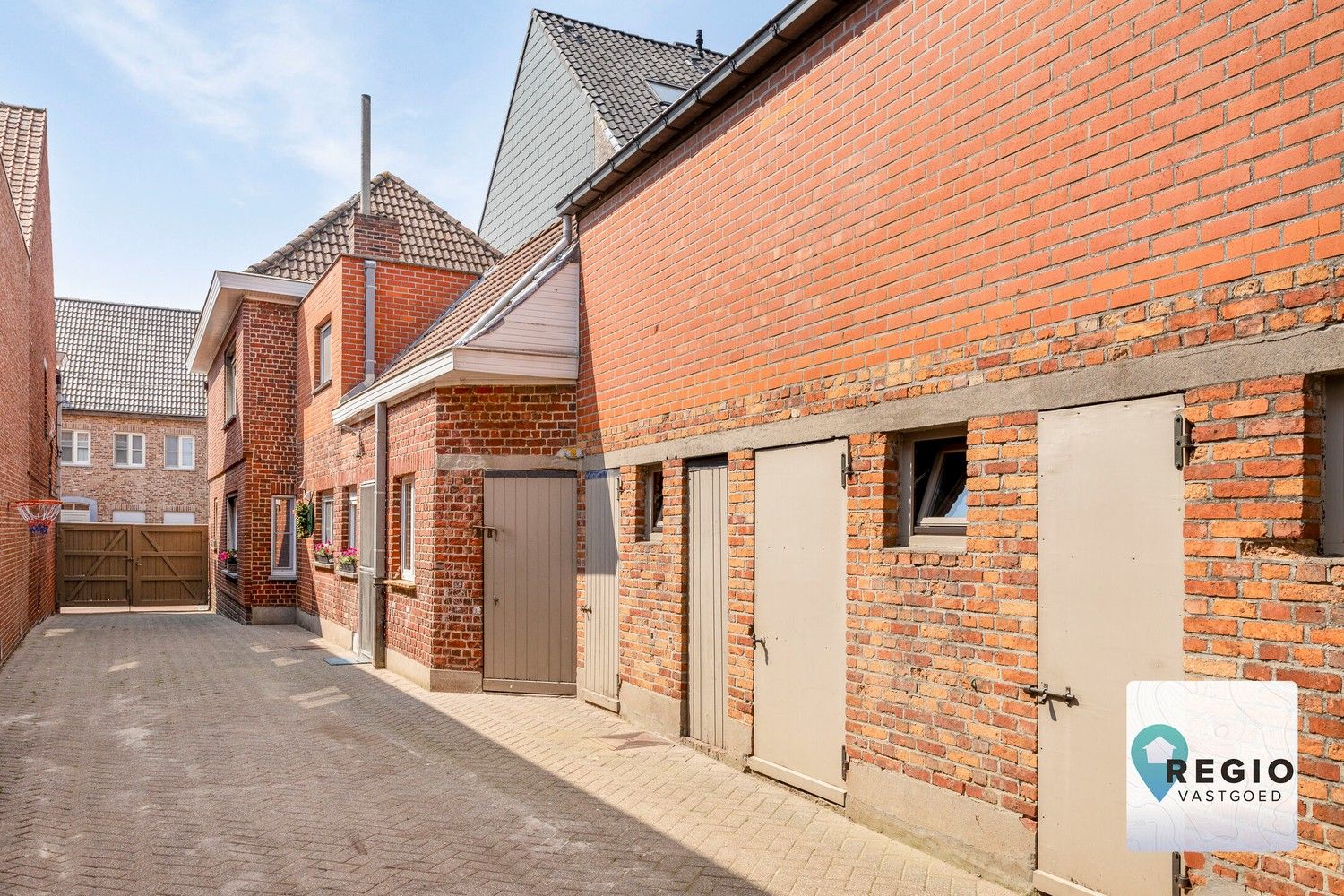 Centraal gelegen halfopen dorpswoning met bijgebouwen en magazijn. foto 12