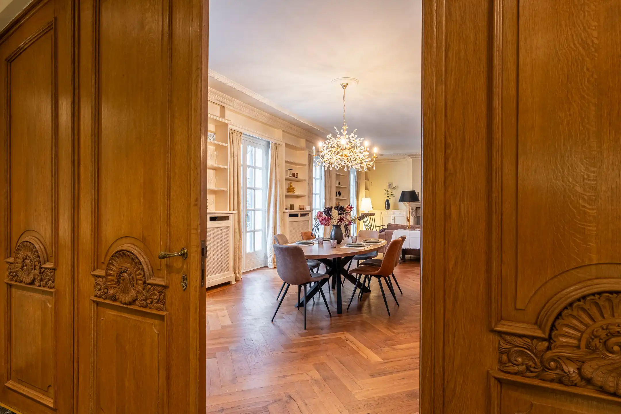 Villa met binnenzwembad en conciërgerie op riant perceel foto 3