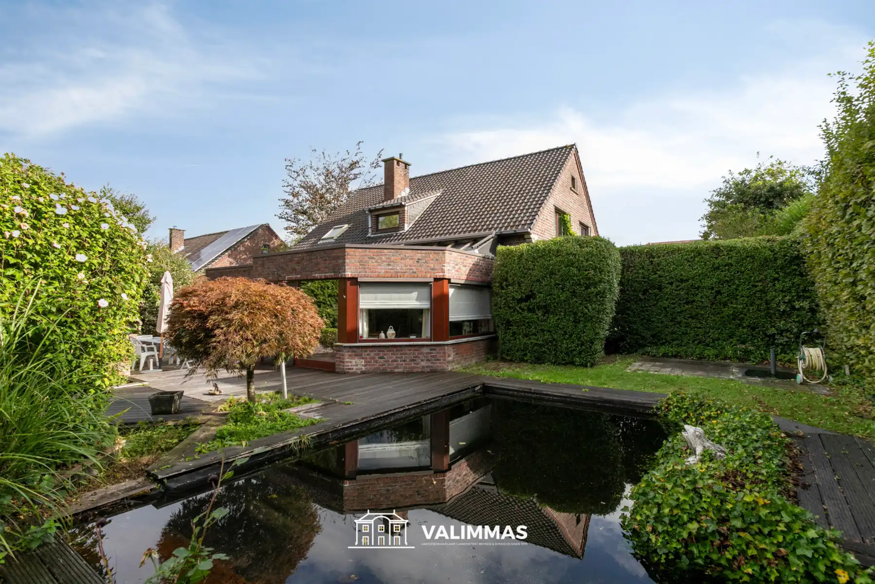 Zeer rustig gelegen villa met garage en tuin met zwemvijver foto 12