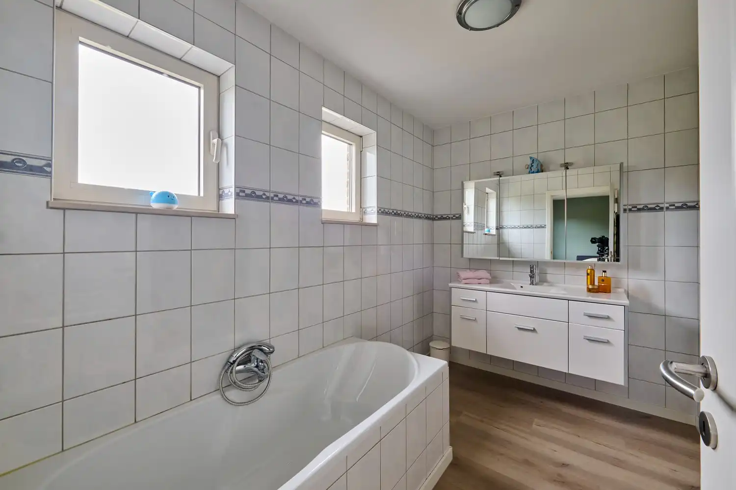 Prachtige instapklare villa met heerlijke leefruimtes voorzien van alle comfort, 4 slaapkamers, 3 badkamers, een perfect aangelegde tuin in alle privacy foto 14