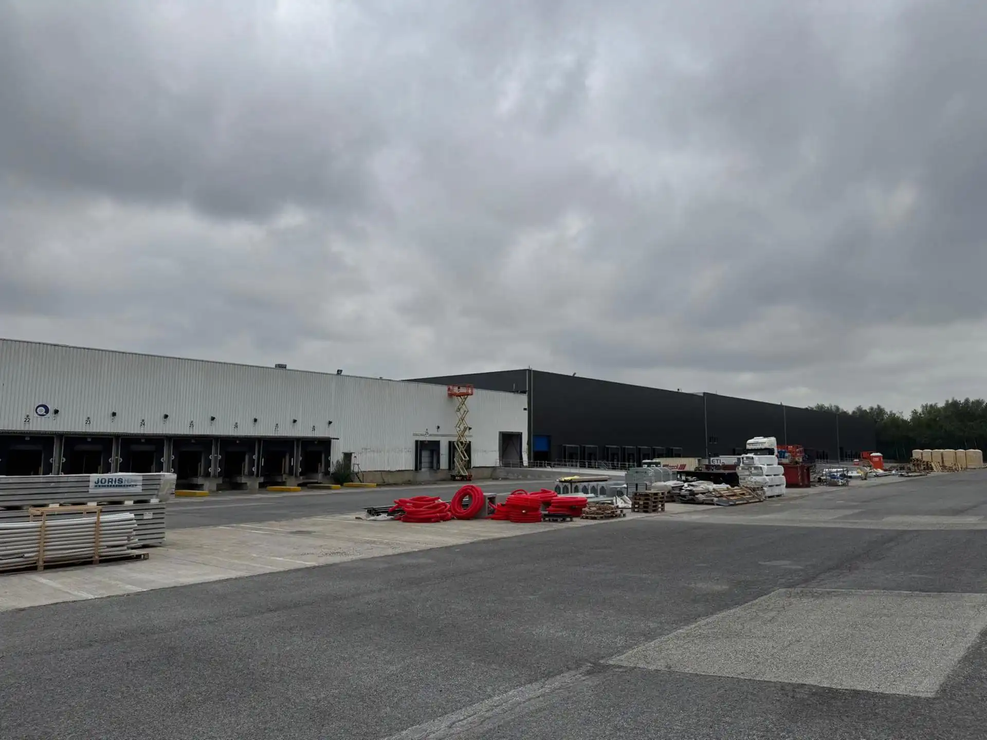 Magazijn 12.543m² met luifel en 11 laadkades met kantoor 1.123m² en ruime parking te huur foto {{pictureIndex}}