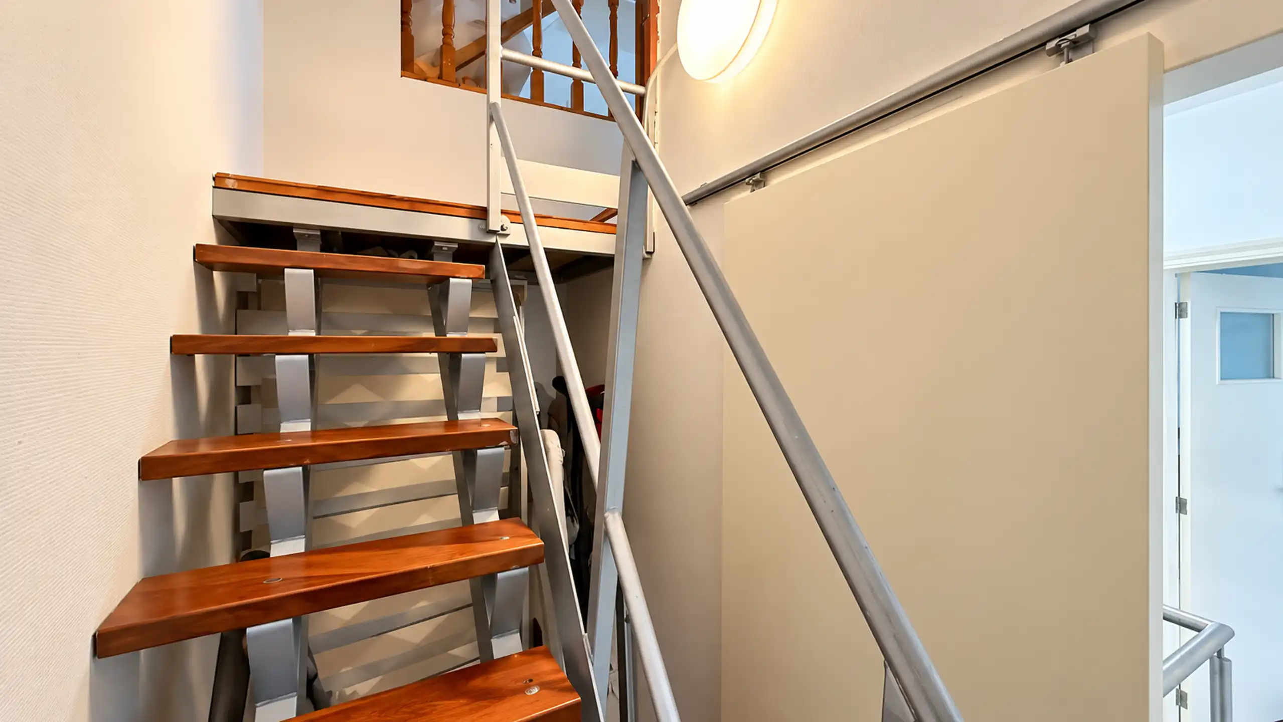 Instapklare halfopen bebouwing met zonnige tuin en garagebox foto 29