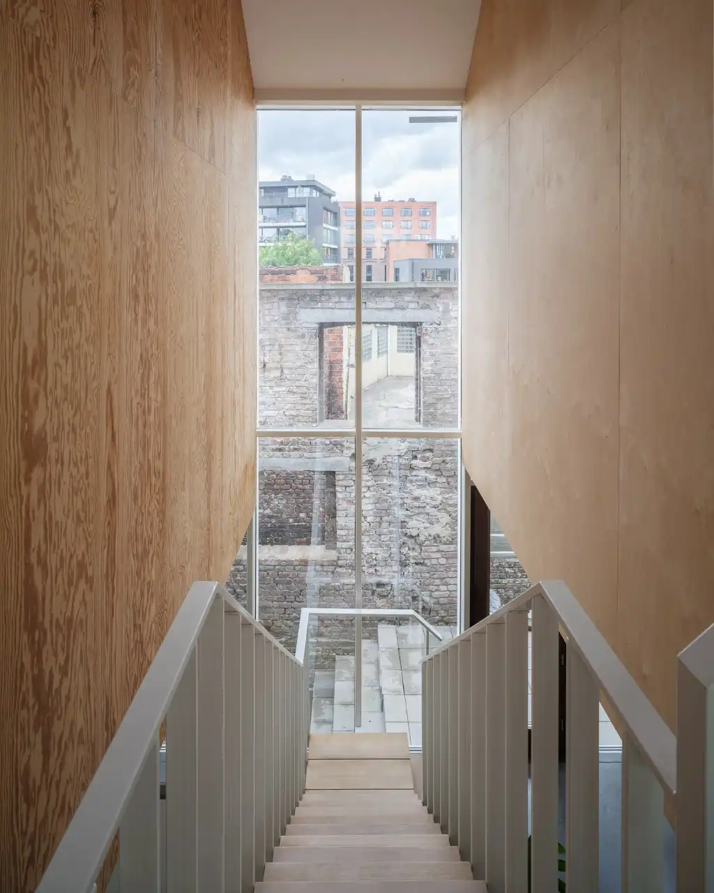 Uniek vastgoed! Exclusieve en creatieve site met twee kantoorruimtes, een polyvalent handelspand, een short-staystudio en een bijzonder architecturale split-levelwoning met ruime tuin, op een boogscheut van het stadscentrum. foto 18