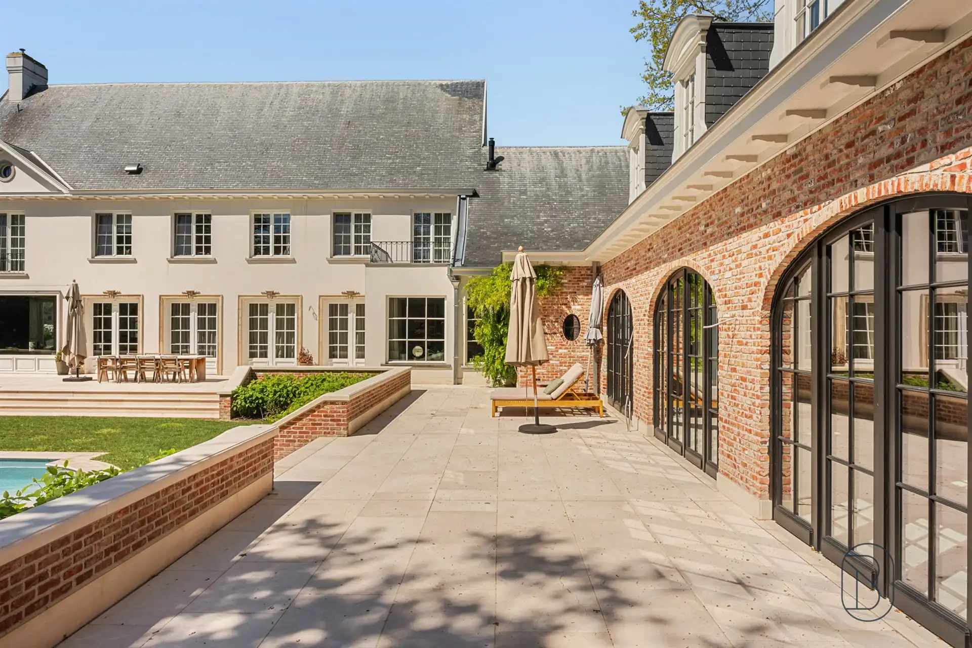 Prachtig afgewerkte franse villa met bijgebouw en zwembad foto 49