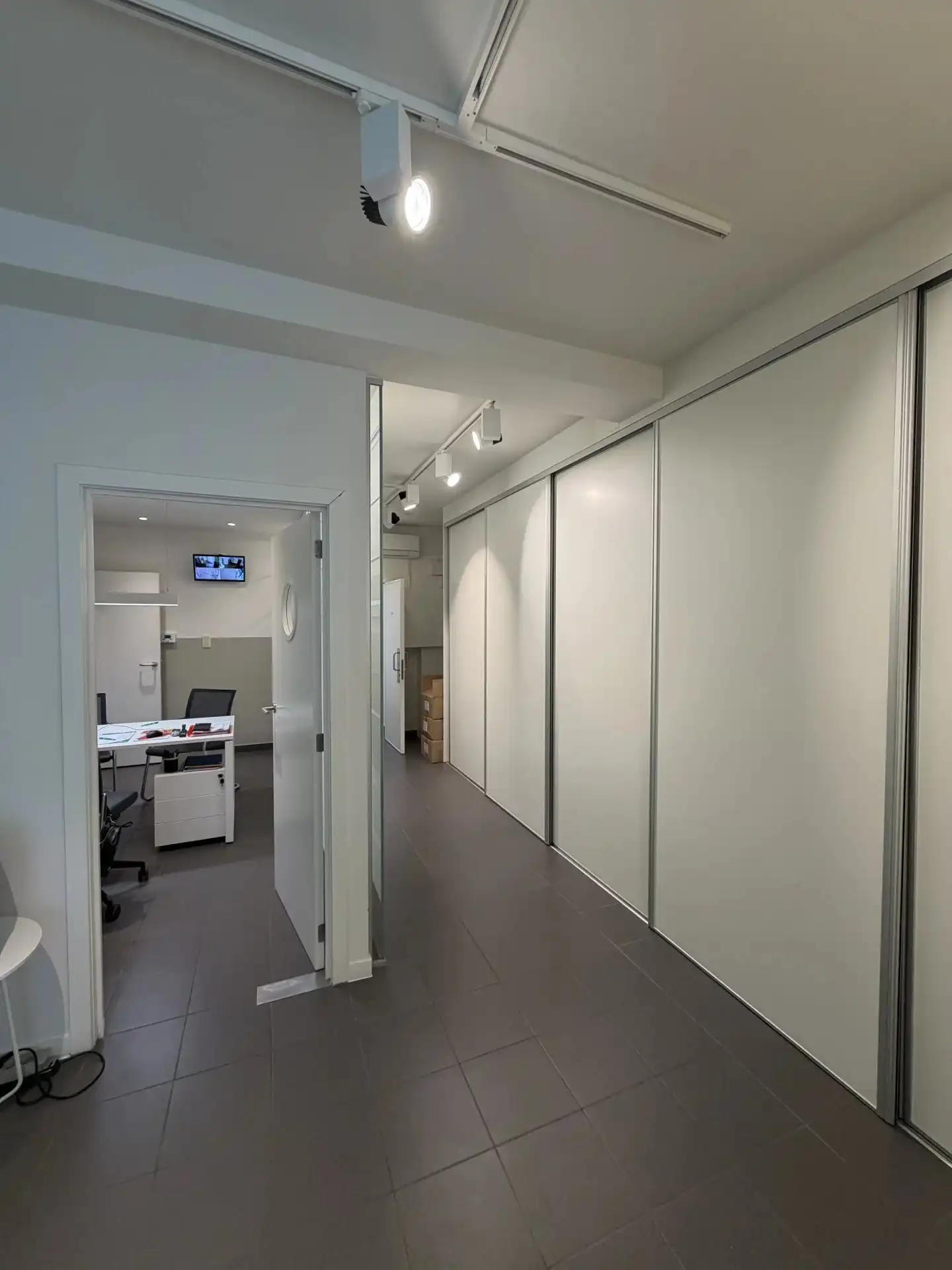 Ruim handelspand op toplocatie in Koersel centrum foto 9