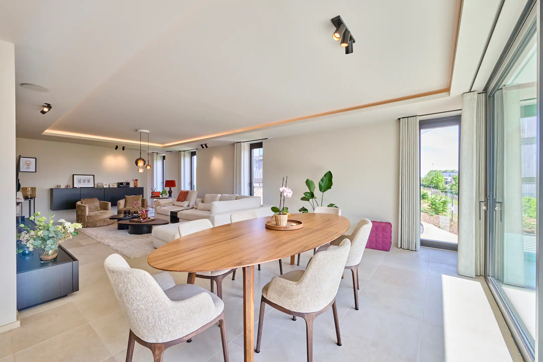 LUXUEUS GEMEUBELD APPARTEMENT MET TERRAS foto {{pictureIndex}}